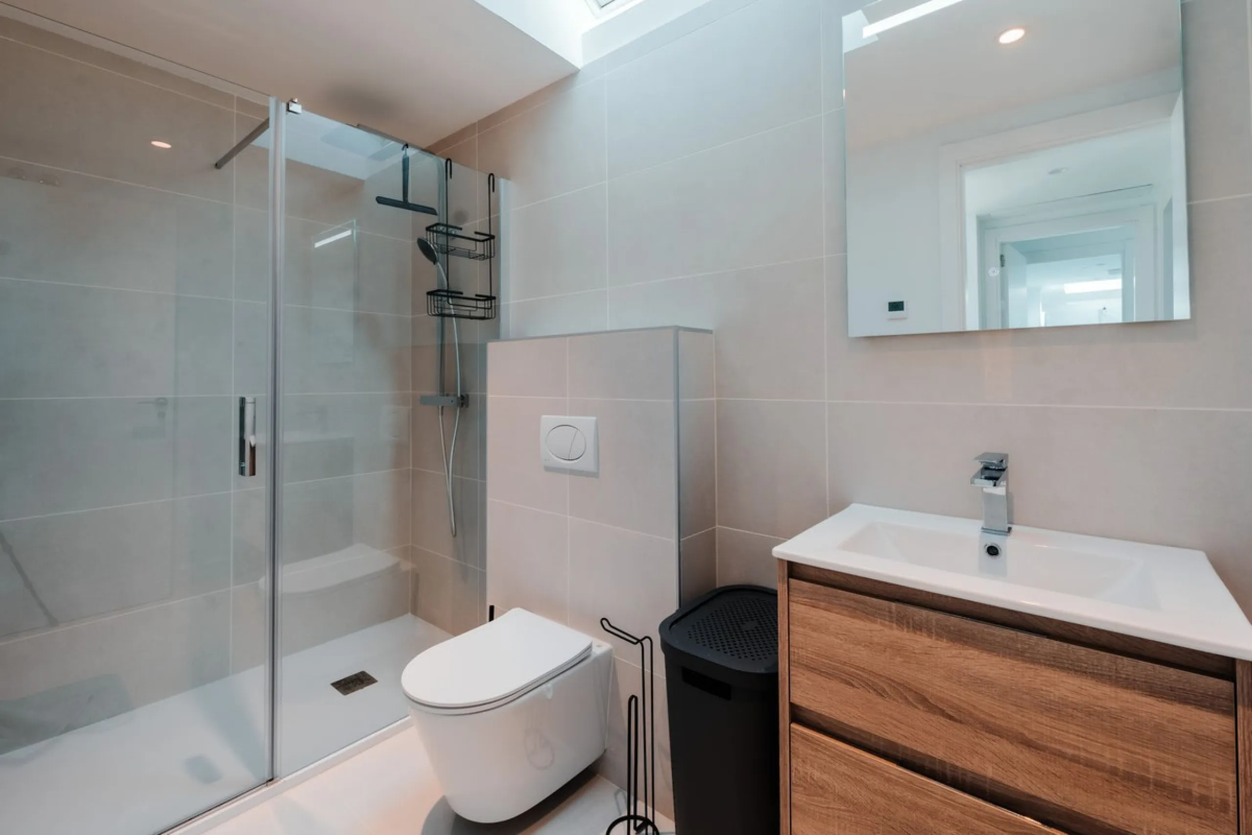 Discover this stunning brand-new complete modern furnished Top floor apartment in Las Lomas 5, one of the most exclusive communities within the prestigious Higuerón Resort.