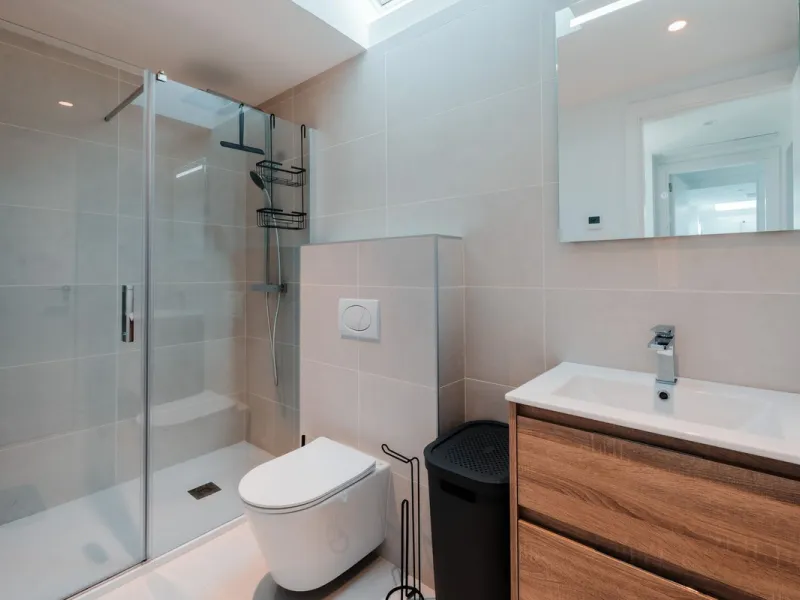 Discover this stunning brand-new complete modern furnished Top floor apartment in Las Lomas 5, one of the most exclusive communities within the prestigious Higuerón Resort.