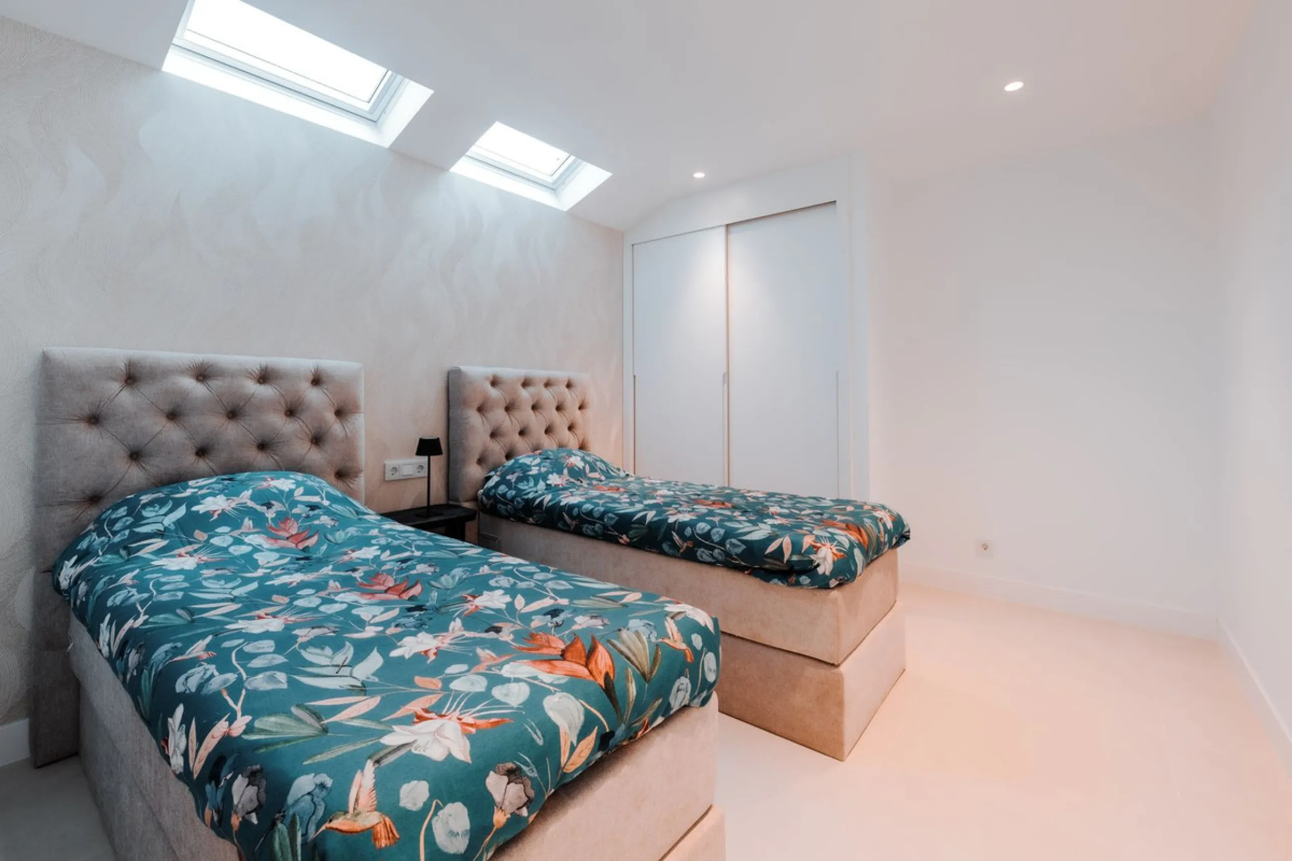 Discover this stunning brand-new complete modern furnished Top floor apartment in Las Lomas 5, one of the most exclusive communities within the prestigious Higuerón Resort.