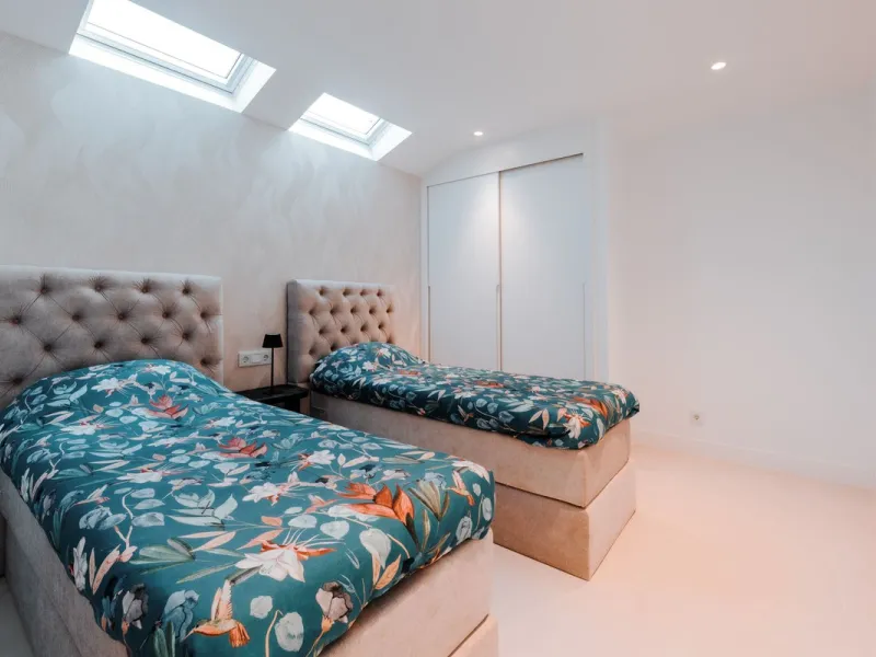 Discover this stunning brand-new complete modern furnished Top floor apartment in Las Lomas 5, one of the most exclusive communities within the prestigious Higuerón Resort.