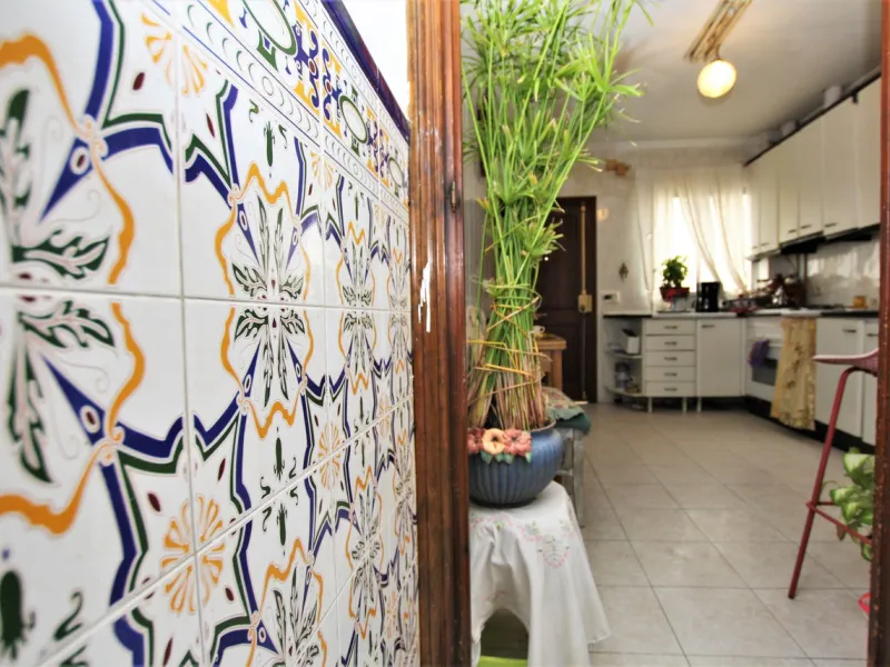 OLD TOWN HOUSE WITH POTENTIAL FOR VARIOUS USES