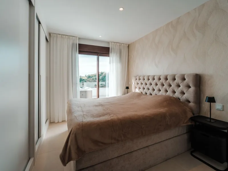 Discover this stunning brand-new complete modern furnished Top floor apartment in Las Lomas 5, one of the most exclusive communities within the prestigious Higuerón Resort.