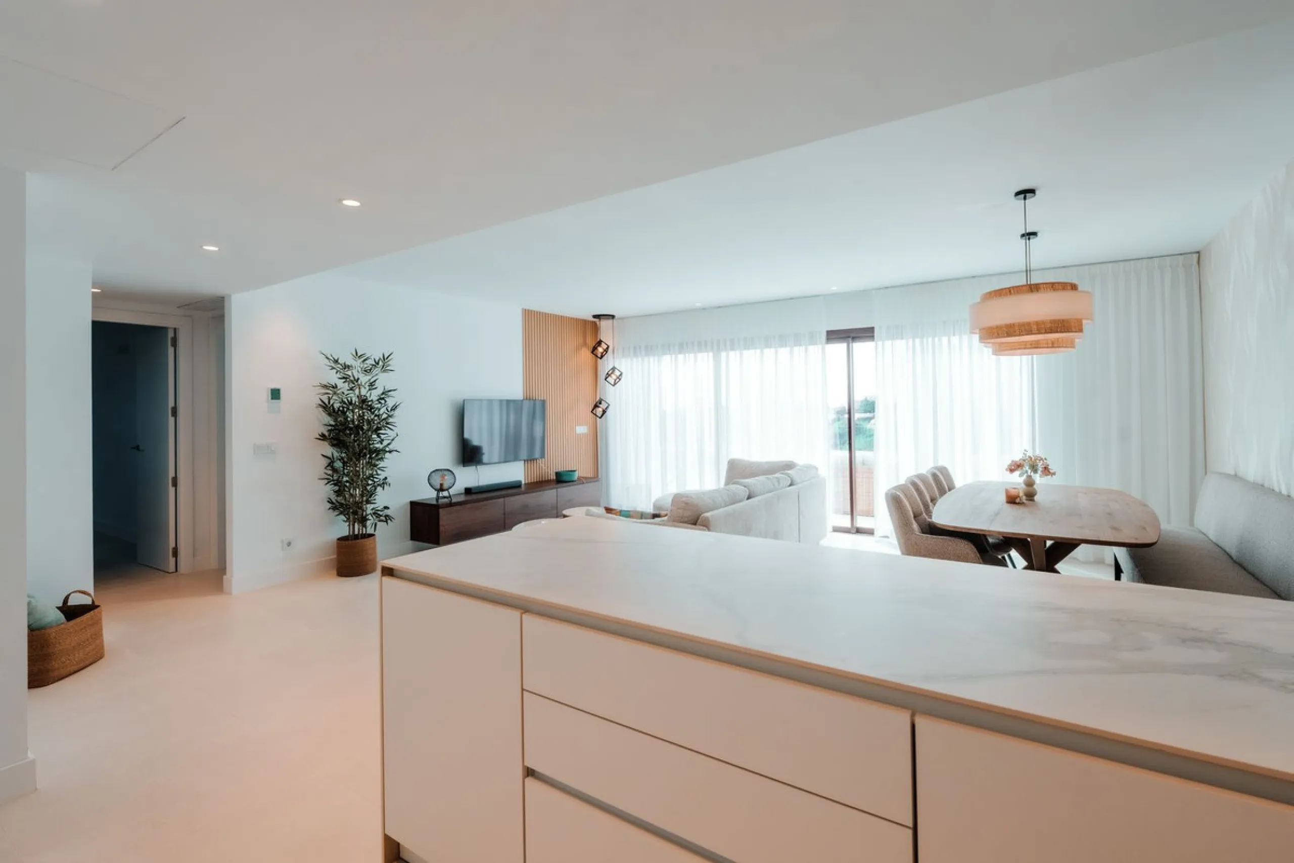 Discover this stunning brand-new complete modern furnished Top floor apartment in Las Lomas 5, one of the most exclusive communities within the prestigious Higuerón Resort.