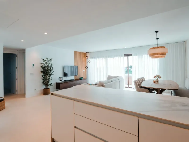 Discover this stunning brand-new complete modern furnished Top floor apartment in Las Lomas 5, one of the most exclusive communities within the prestigious Higuerón Resort.