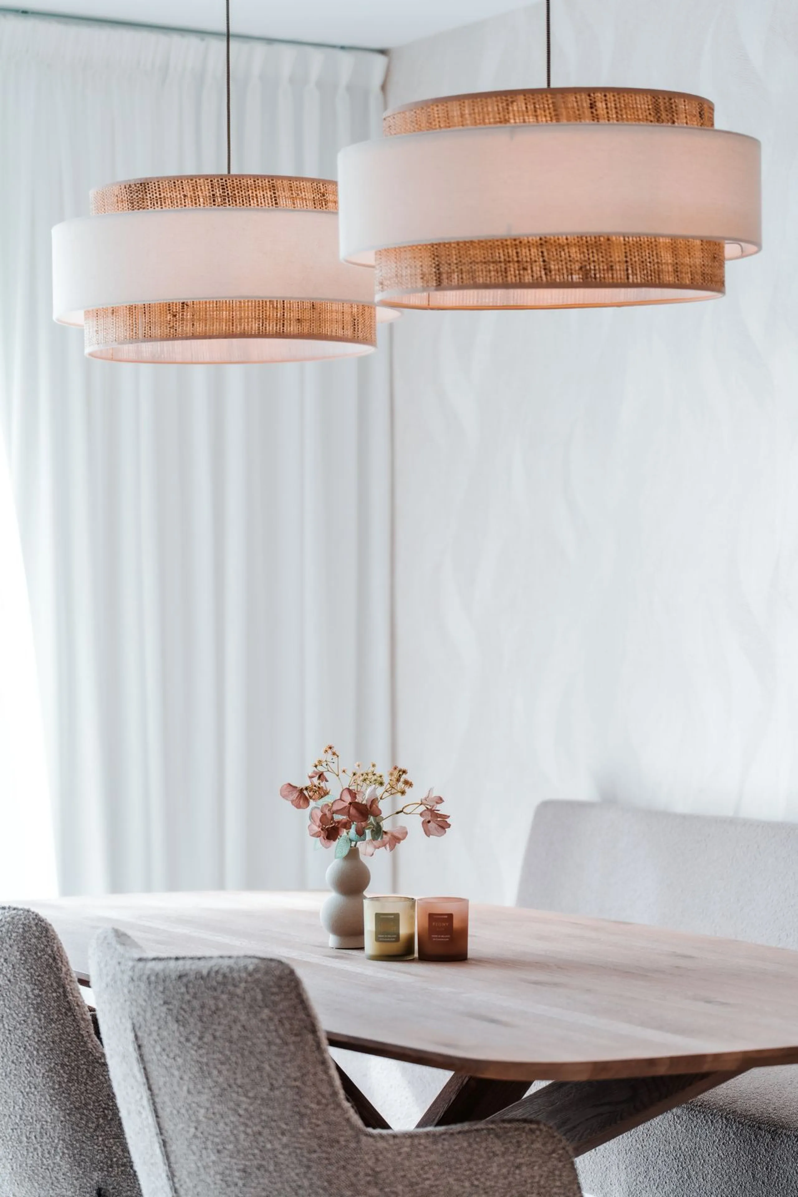Discover this stunning brand-new complete modern furnished Top floor apartment in Las Lomas 5, one of the most exclusive communities within the prestigious Higuerón Resort.