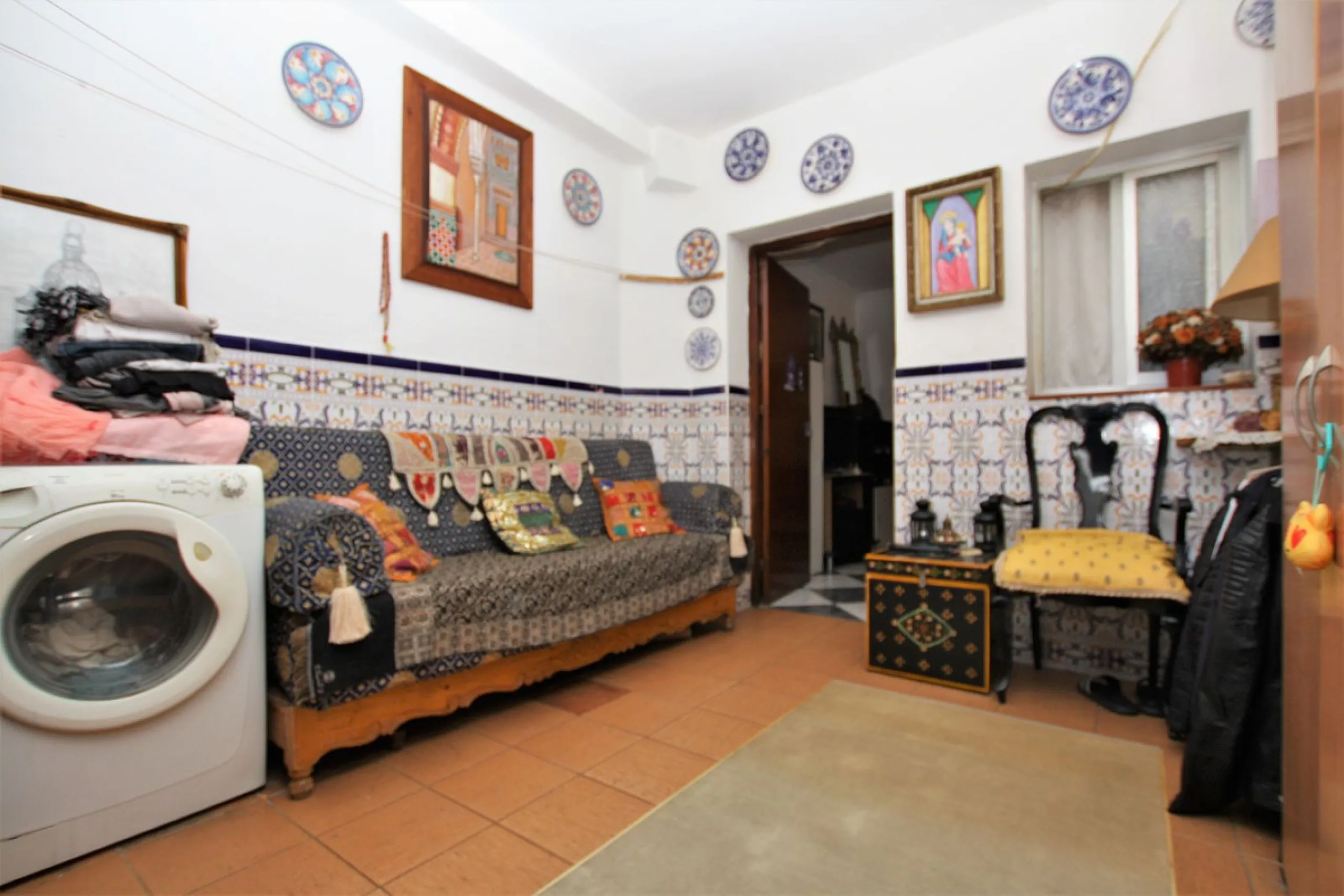 OLD TOWN HOUSE WITH POTENTIAL FOR VARIOUS USES