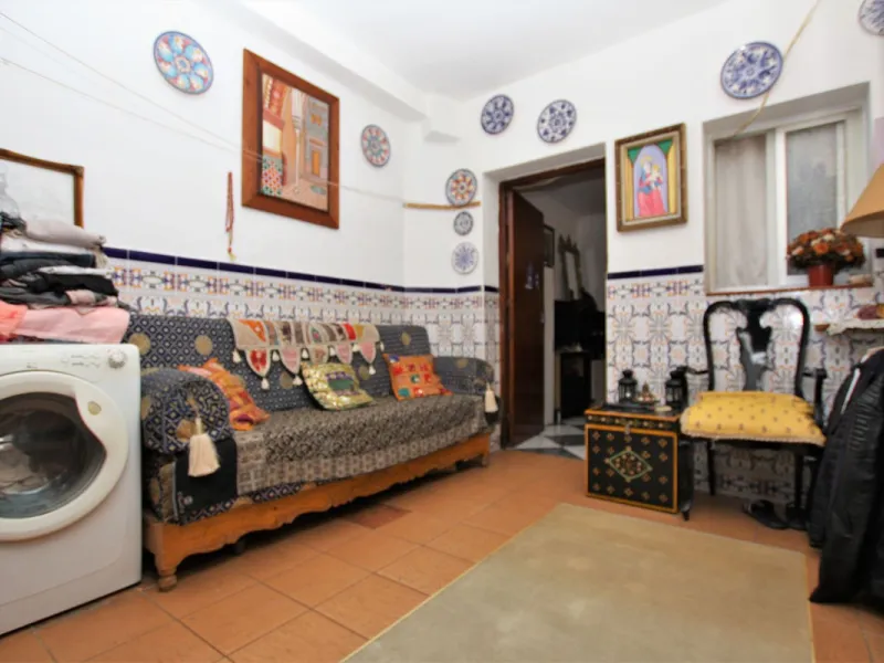 OLD TOWN HOUSE WITH POTENTIAL FOR VARIOUS USES