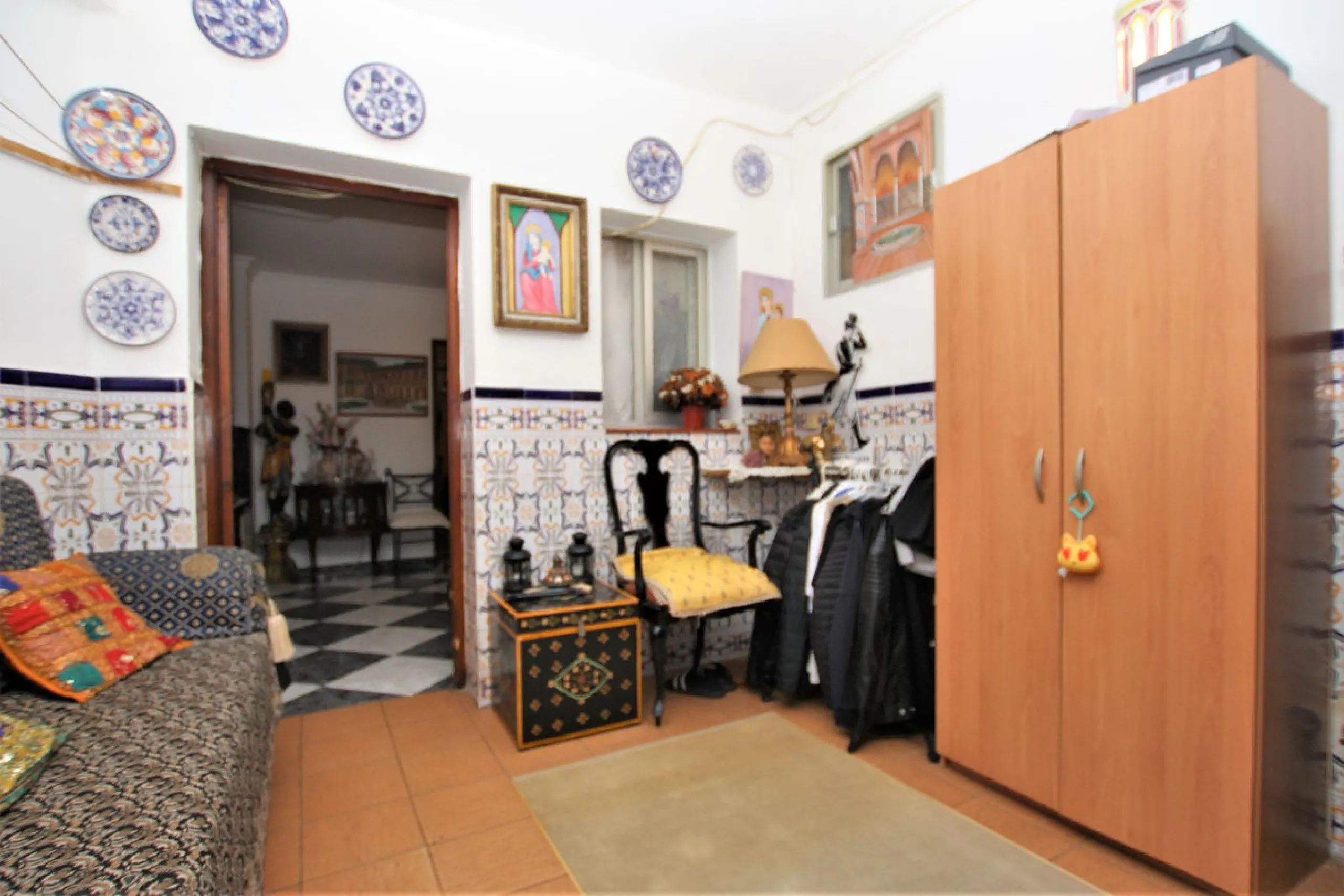 OLD TOWN HOUSE WITH POTENTIAL FOR VARIOUS USES