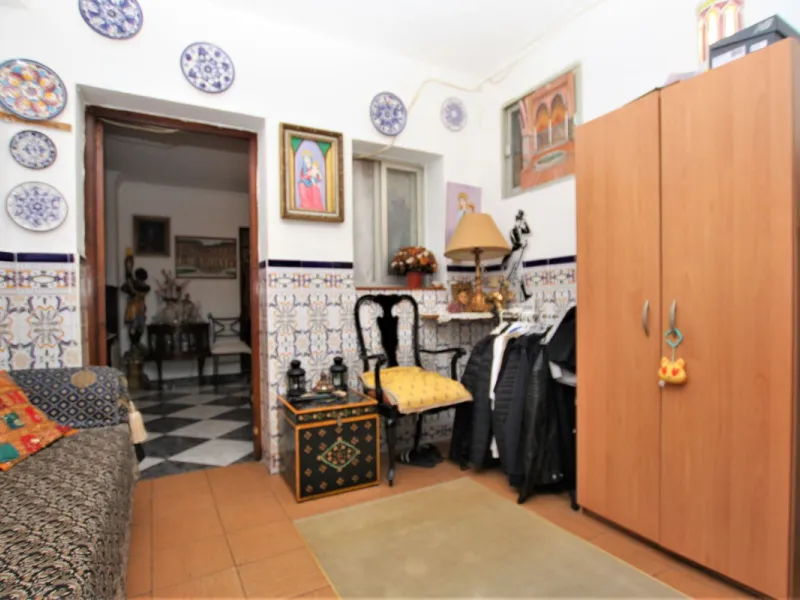 OLD TOWN HOUSE WITH POTENTIAL FOR VARIOUS USES