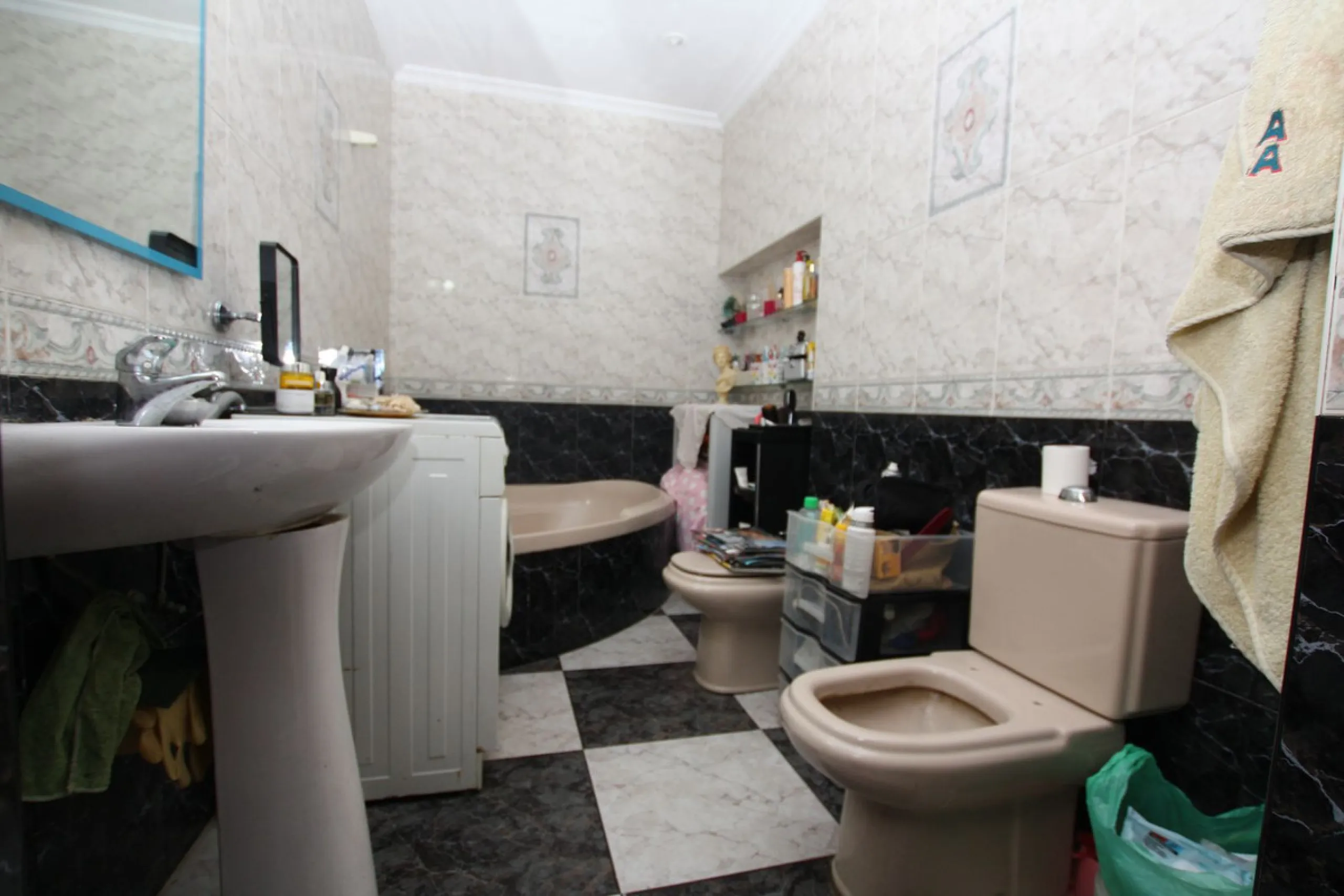 OLD TOWN HOUSE WITH POTENTIAL FOR VARIOUS USES