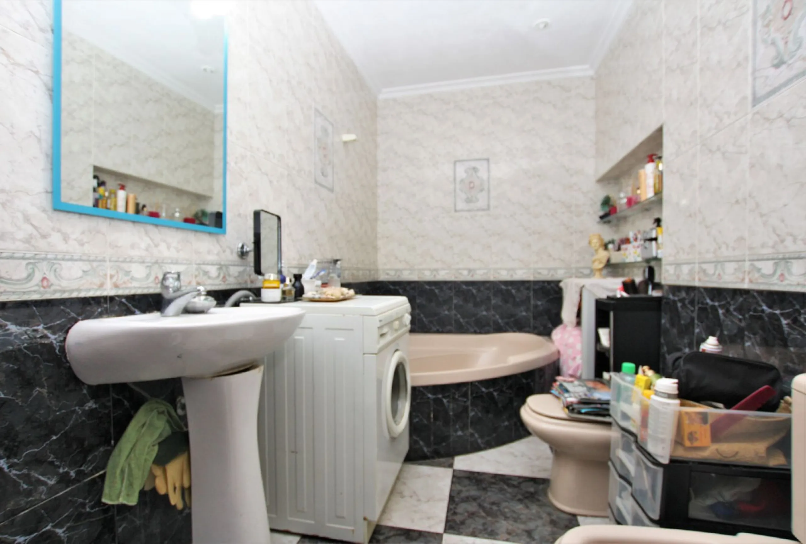 OLD TOWN HOUSE WITH POTENTIAL FOR VARIOUS USES