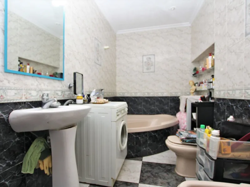 OLD TOWN HOUSE WITH POTENTIAL FOR VARIOUS USES