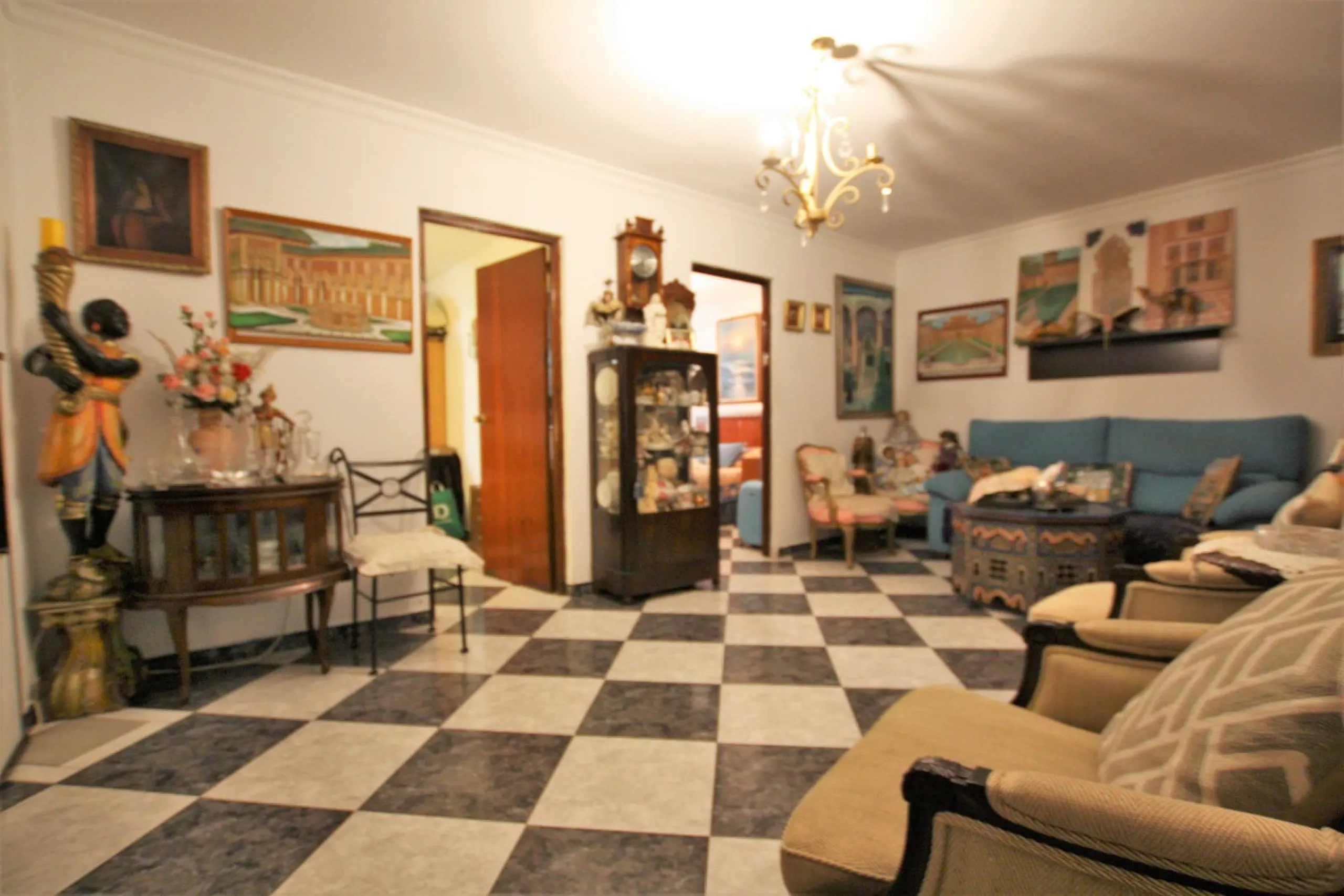 OLD TOWN HOUSE WITH POTENTIAL FOR VARIOUS USES
