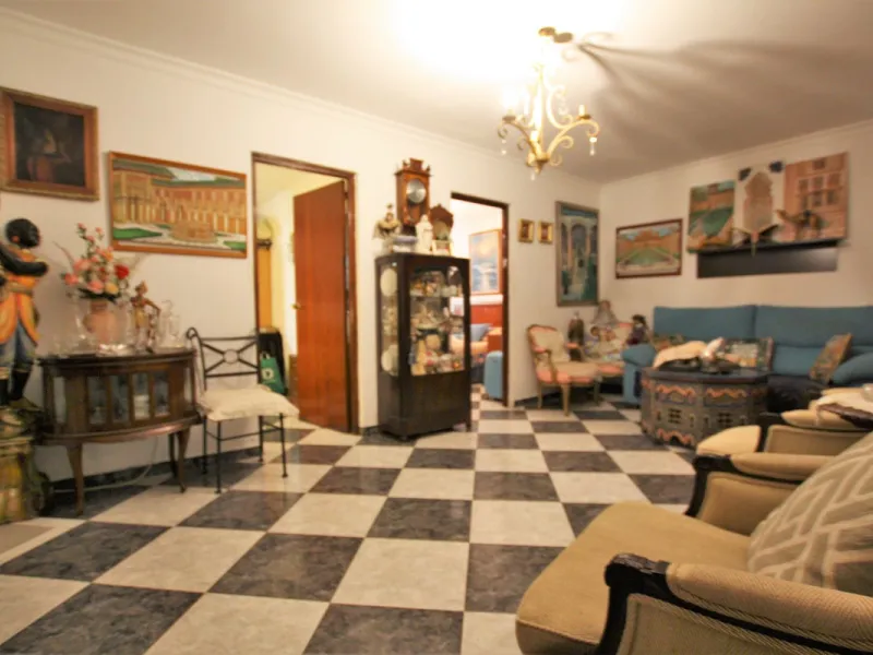 OLD TOWN HOUSE WITH POTENTIAL FOR VARIOUS USES