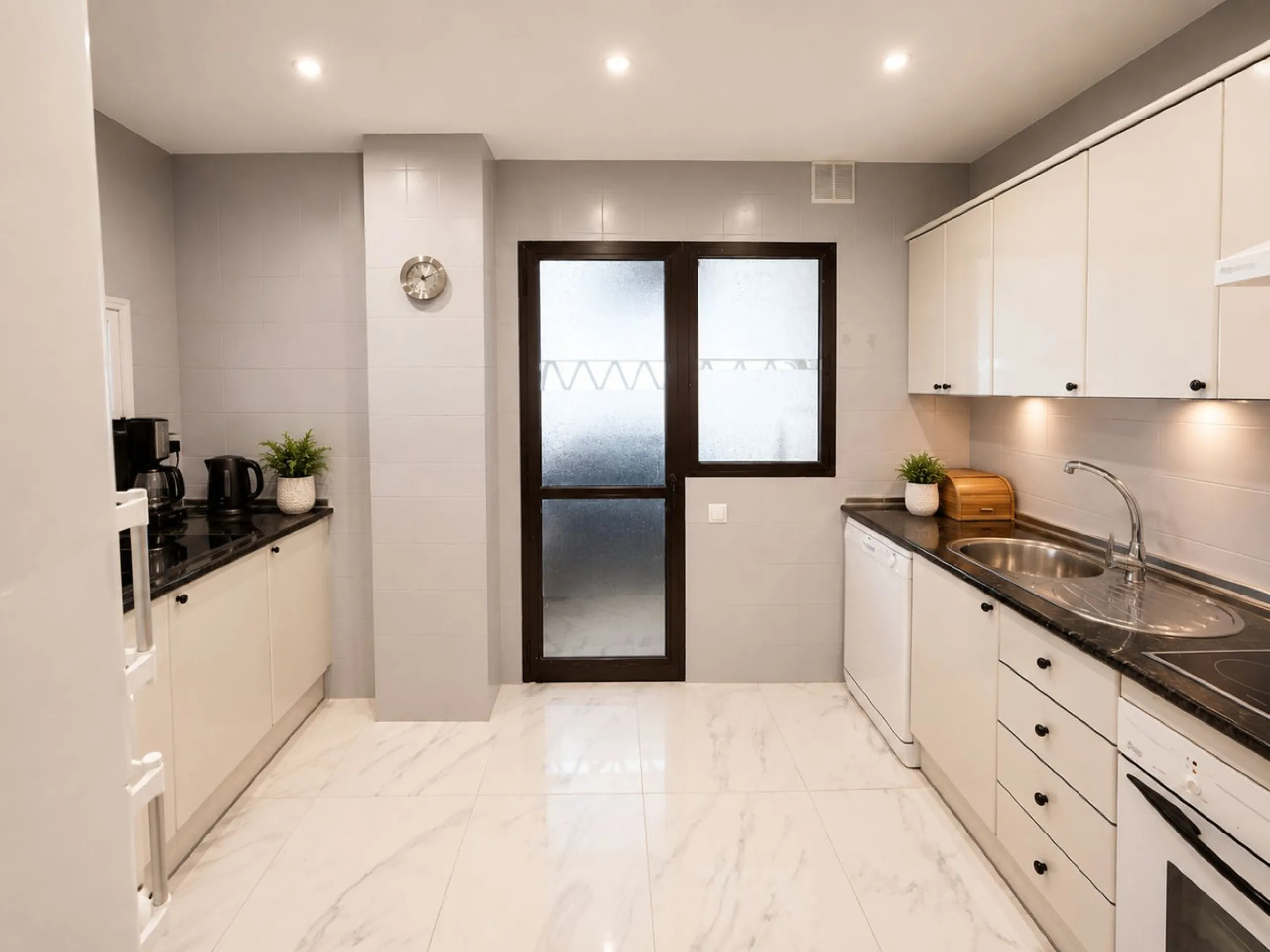 Apartment - Middle Floor Apartment в продаже в Marbella, Málaga. В доме 2 спален и 2 ванных комнат. Площадь дома 114 м²