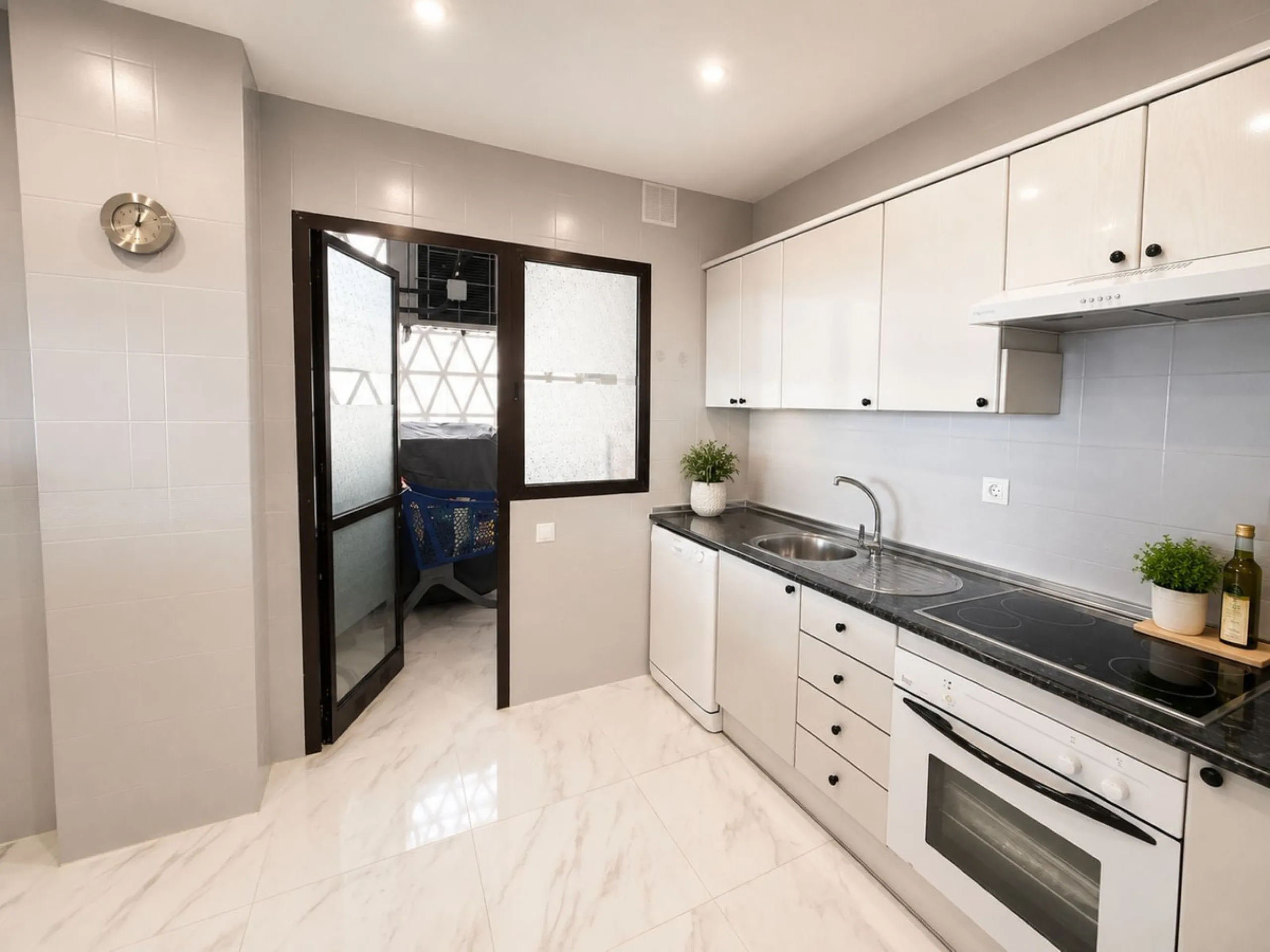 Apartment - Middle Floor Apartment в продаже в Marbella, Málaga. В доме 2 спален и 2 ванных комнат. Площадь дома 114 м²