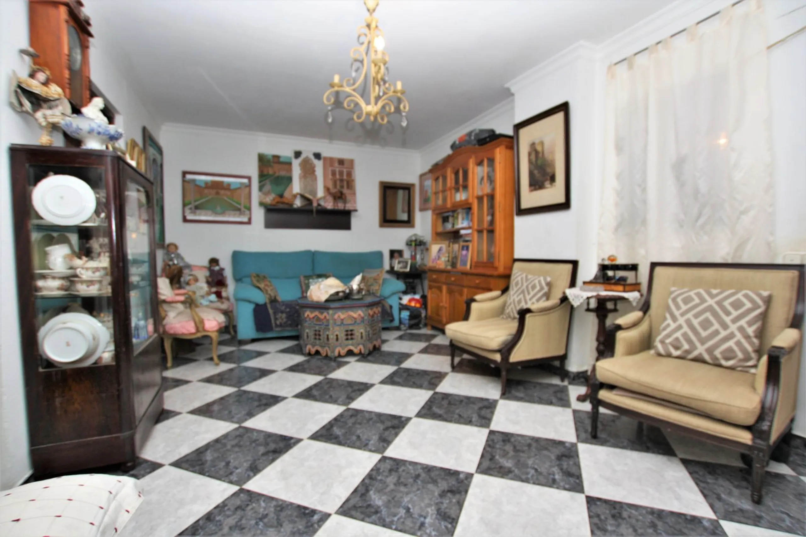 OLD TOWN HOUSE WITH POTENTIAL FOR VARIOUS USES