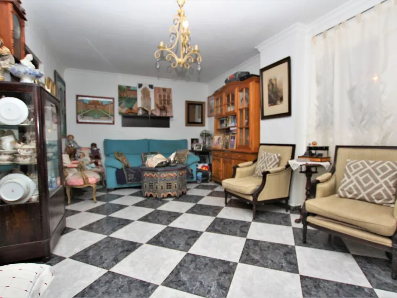 OLD TOWN HOUSE WITH POTENTIAL FOR VARIOUS USES