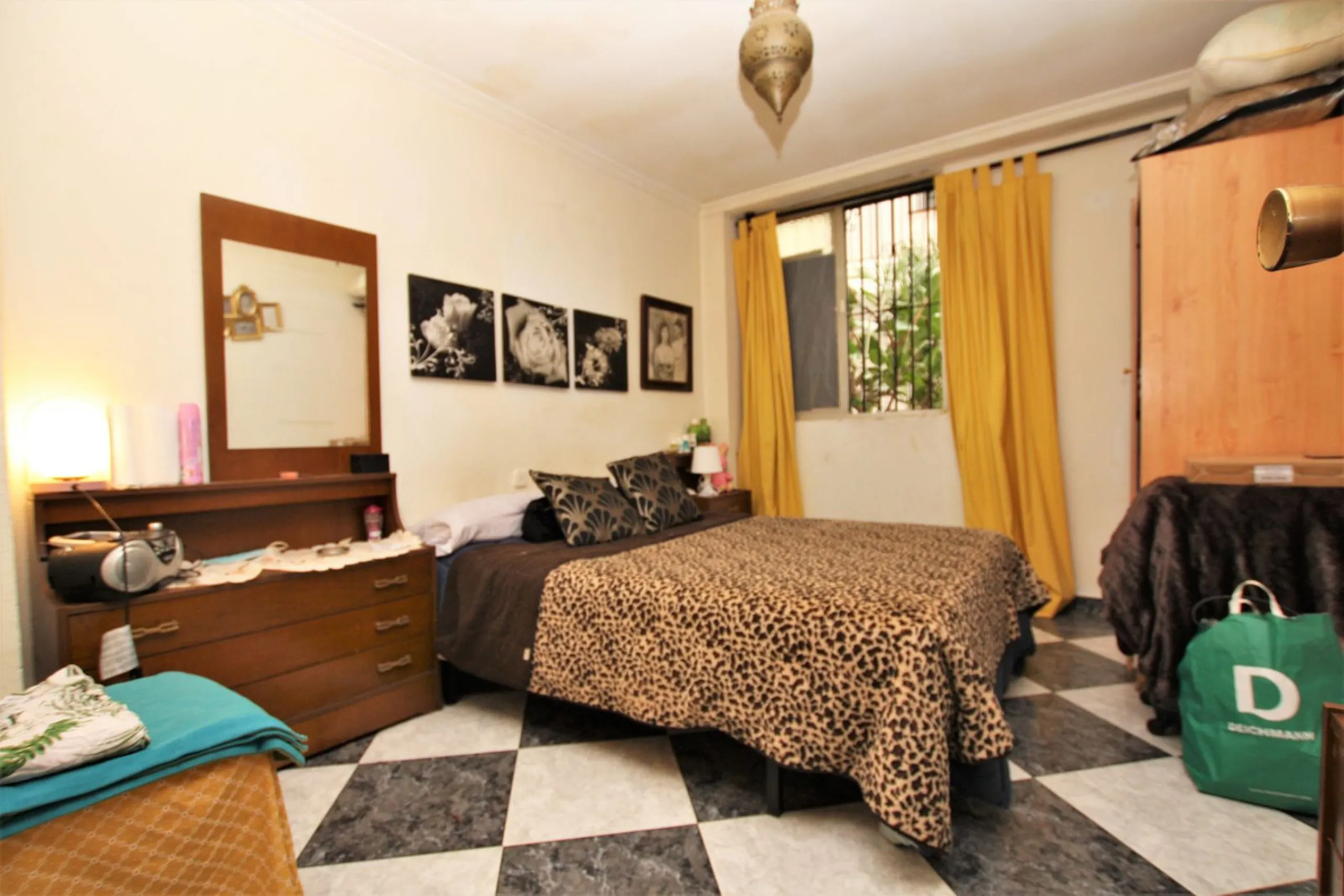 OLD TOWN HOUSE WITH POTENTIAL FOR VARIOUS USES