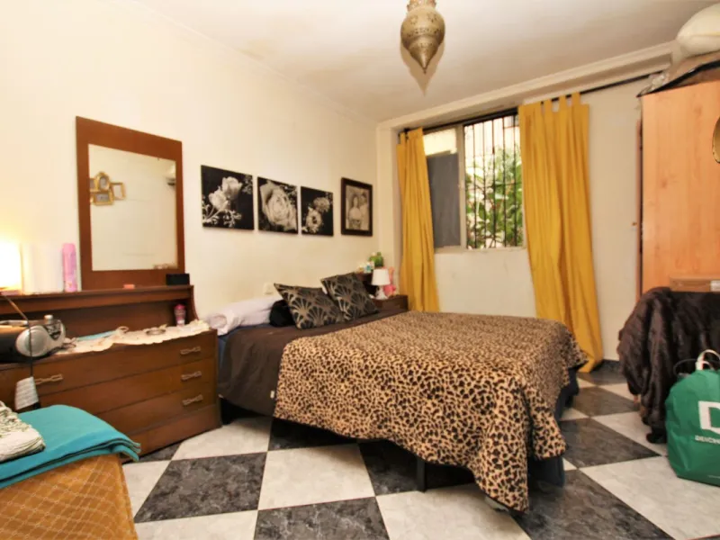 OLD TOWN HOUSE WITH POTENTIAL FOR VARIOUS USES