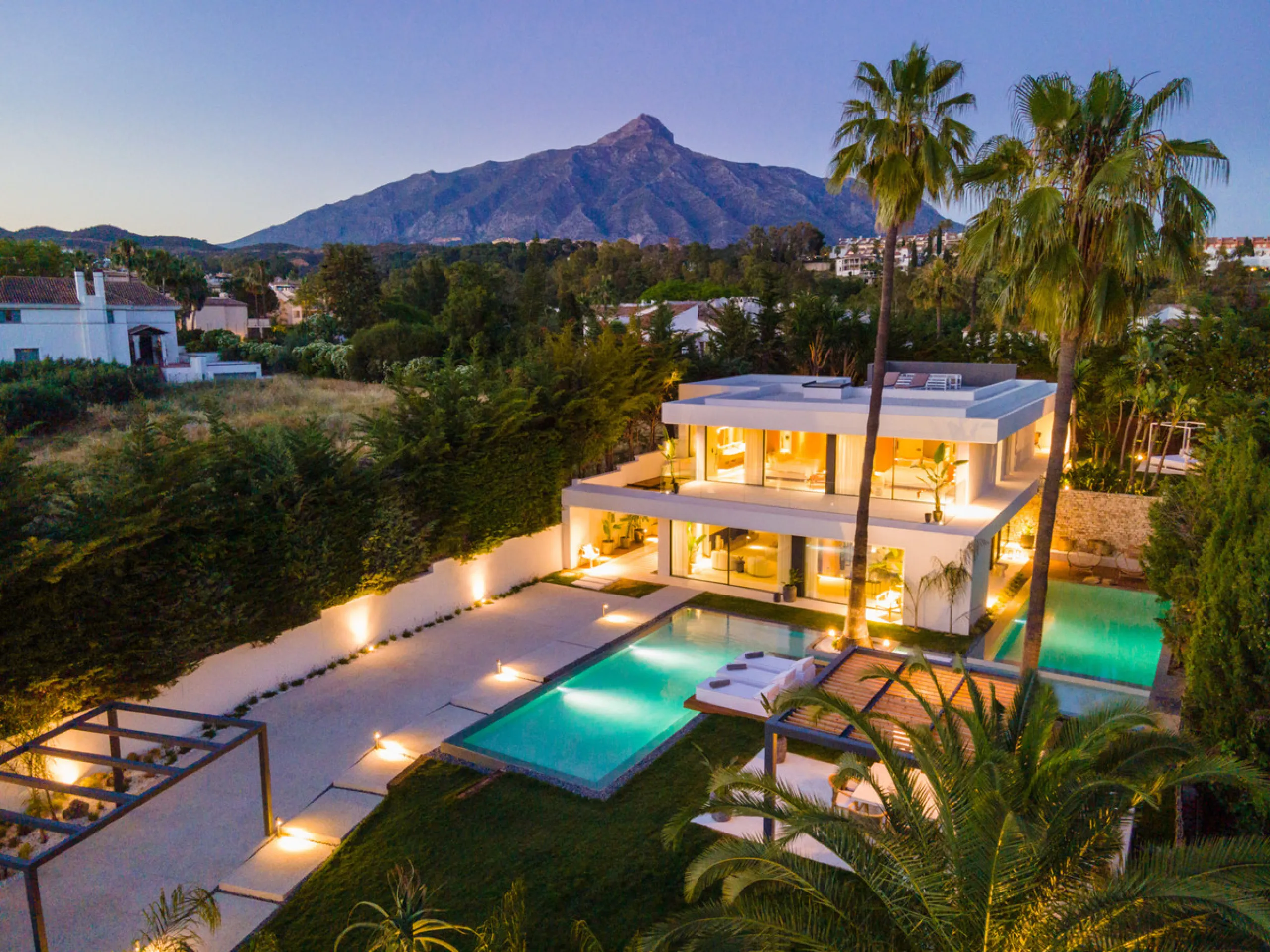 House - Detached Villa в продаже в Marbella, Málaga. В доме 4 спален и 5 ванных комнат. Площадь дома 435 м². Площадь участка 1038 м²