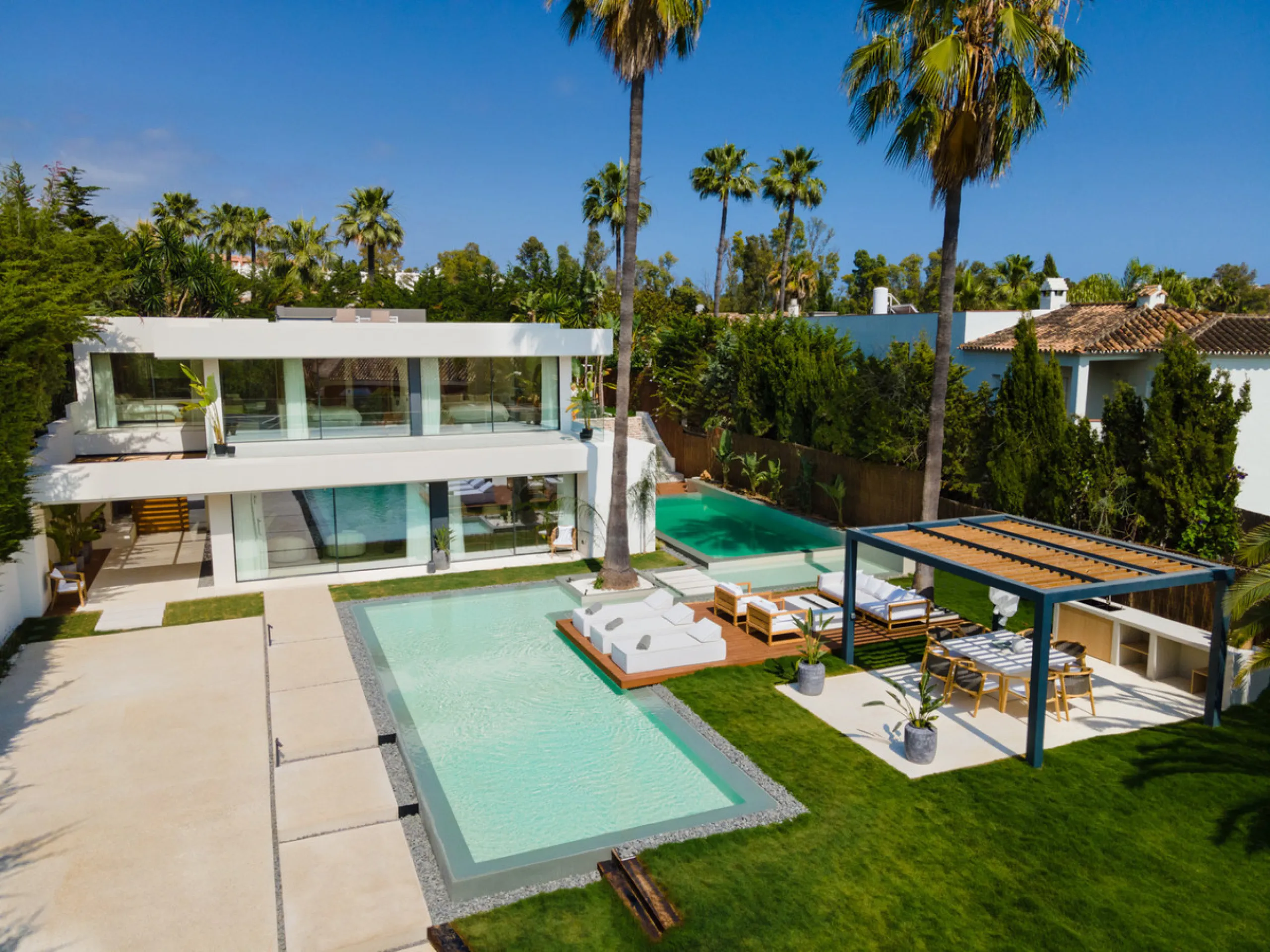House - Detached Villa в продаже в Marbella, Málaga. В доме 4 спален и 5 ванных комнат. Площадь дома 435 м². Площадь участка 1038 м²