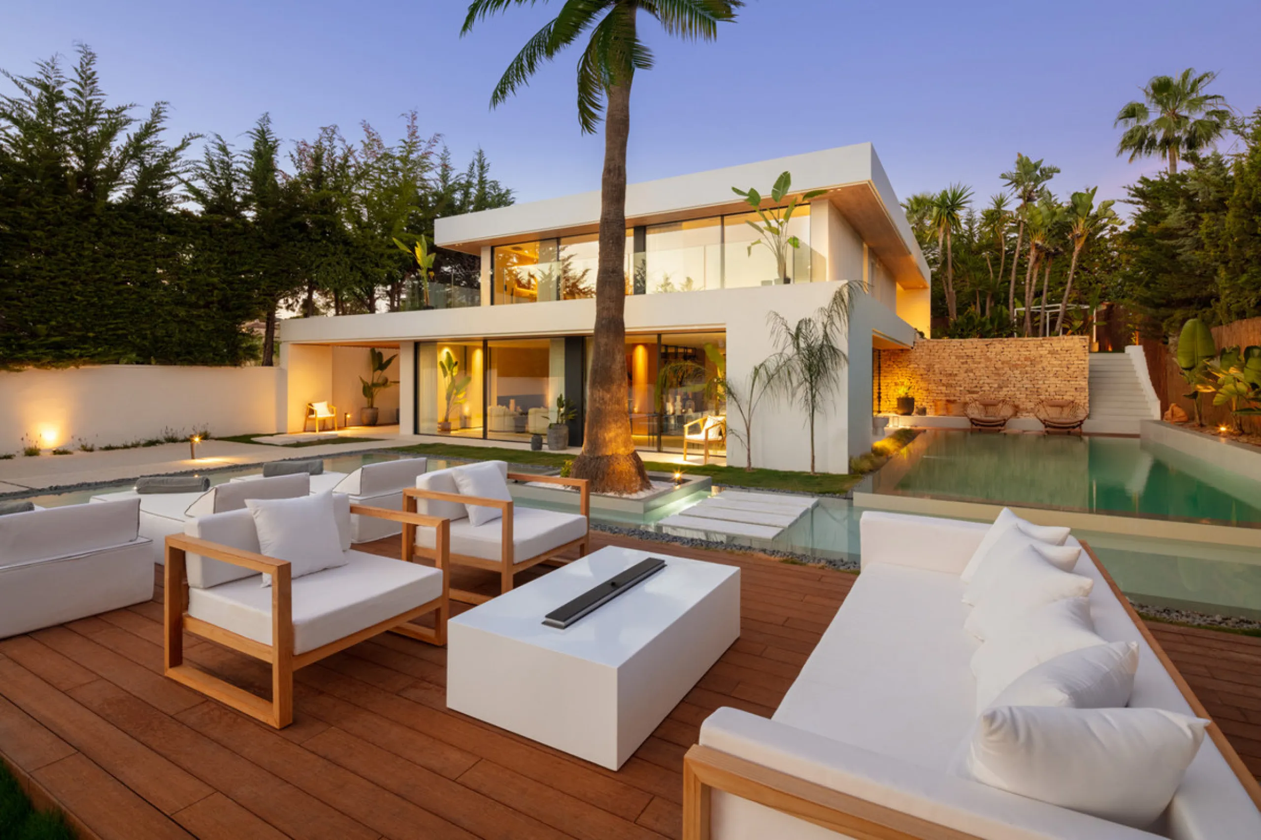 House - Detached Villa в продаже в Marbella, Málaga. В доме 4 спален и 5 ванных комнат. Площадь дома 435 м². Площадь участка 1038 м²