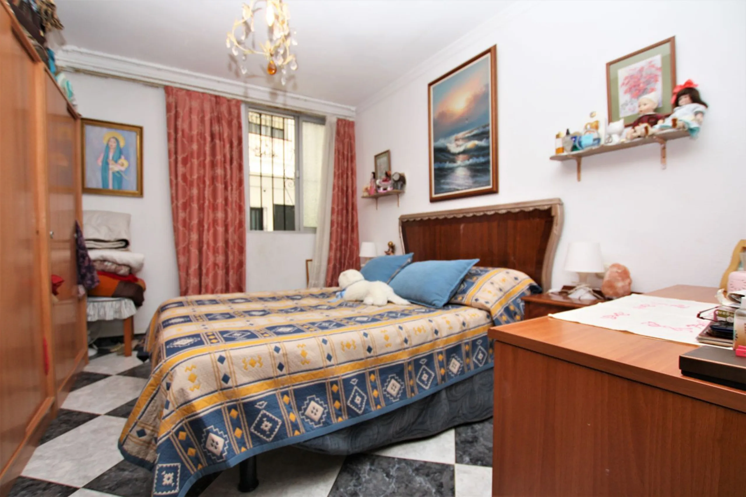 OLD TOWN HOUSE WITH POTENTIAL FOR VARIOUS USES
