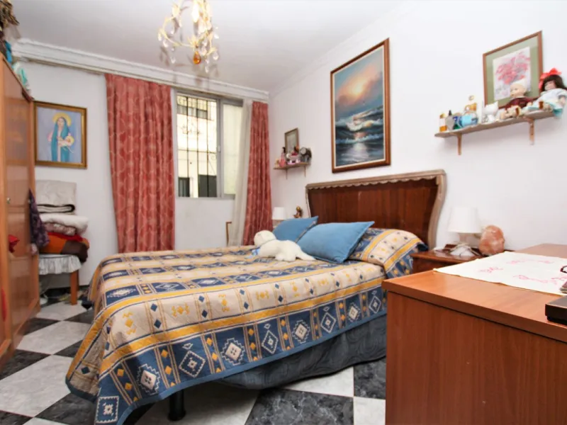 OLD TOWN HOUSE WITH POTENTIAL FOR VARIOUS USES
