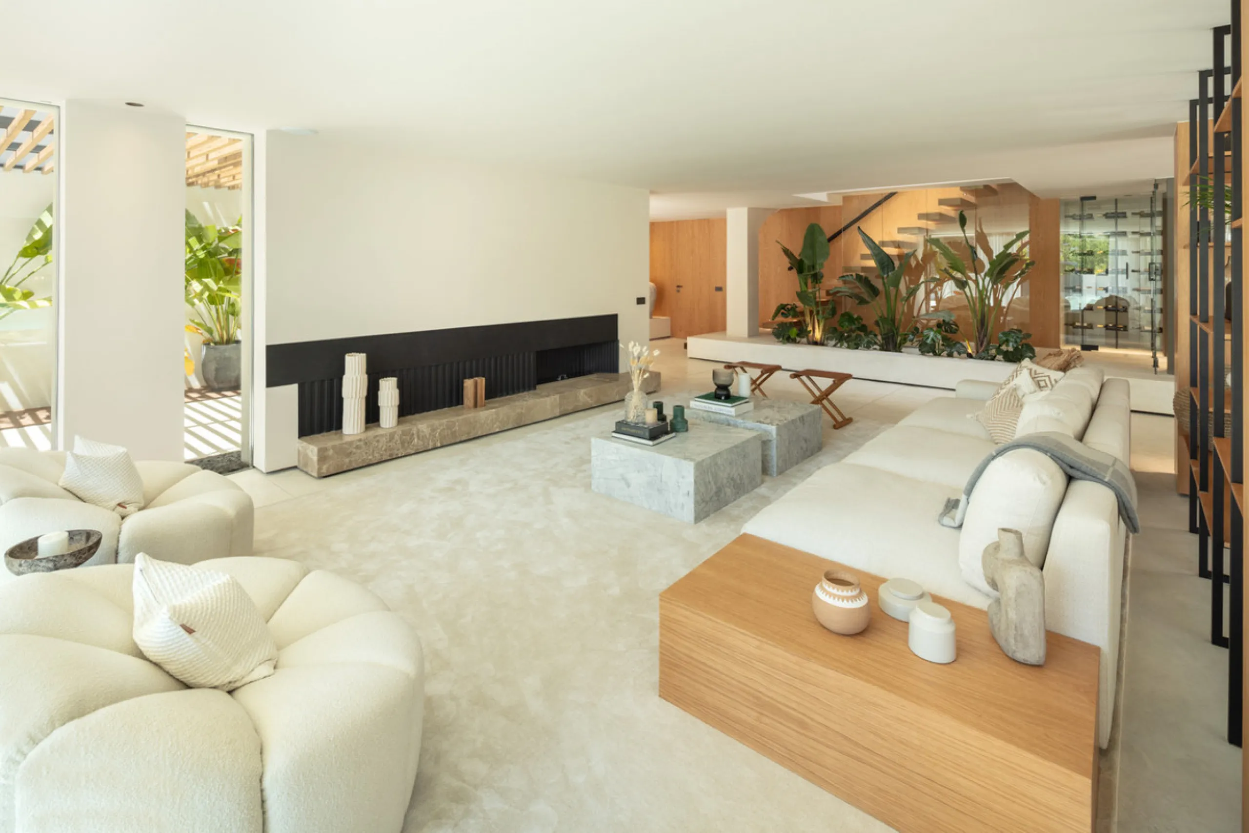 House - Detached Villa в продаже в Marbella, Málaga. В доме 4 спален и 5 ванных комнат. Площадь дома 435 м². Площадь участка 1038 м²