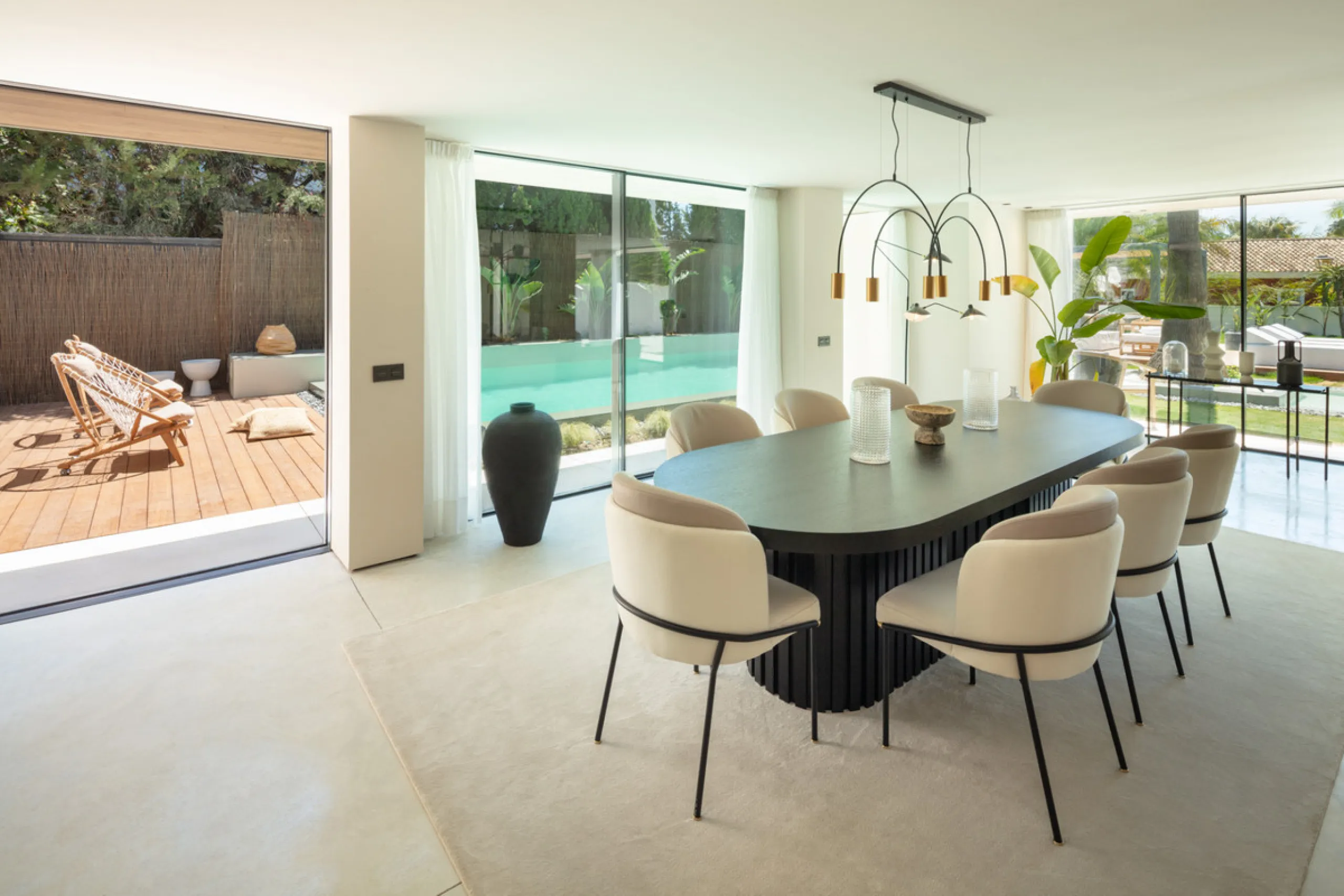 House - Detached Villa в продаже в Marbella, Málaga. В доме 4 спален и 5 ванных комнат. Площадь дома 435 м². Площадь участка 1038 м²