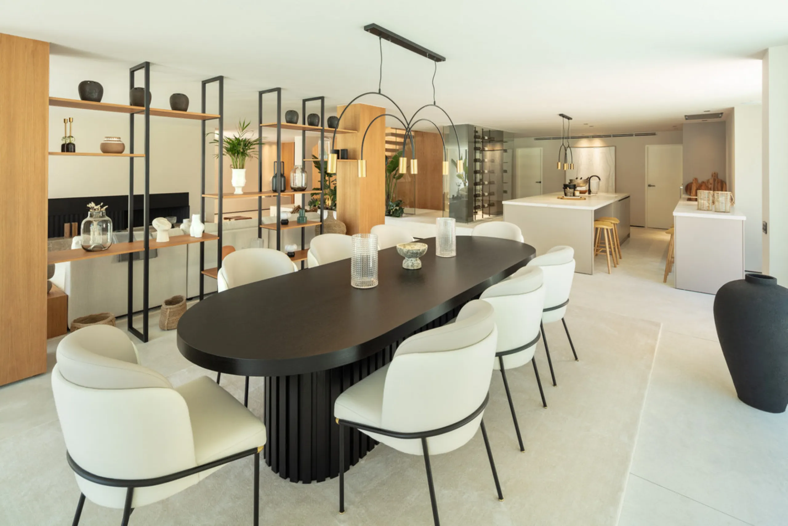 House - Detached Villa в продаже в Marbella, Málaga. В доме 4 спален и 5 ванных комнат. Площадь дома 435 м². Площадь участка 1038 м²