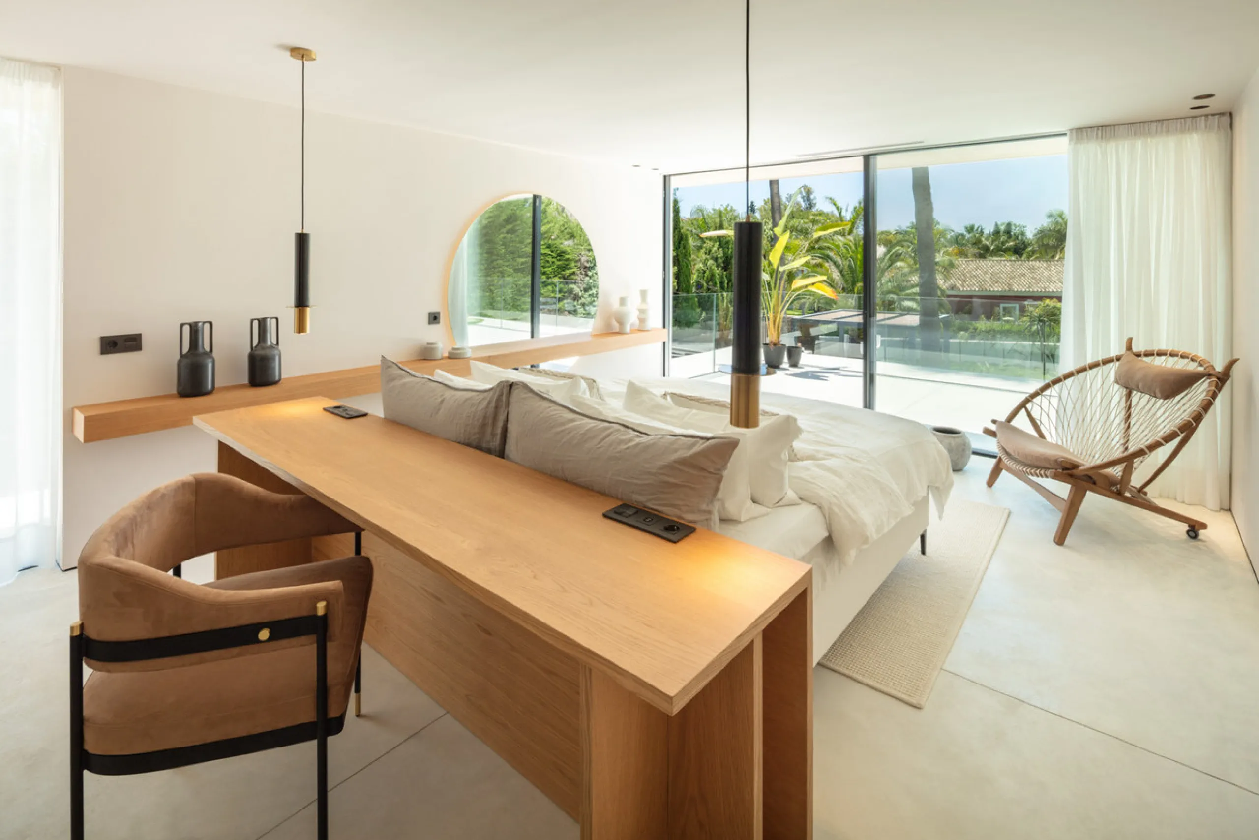 House - Detached Villa в продаже в Marbella, Málaga. В доме 4 спален и 5 ванных комнат. Площадь дома 435 м². Площадь участка 1038 м²