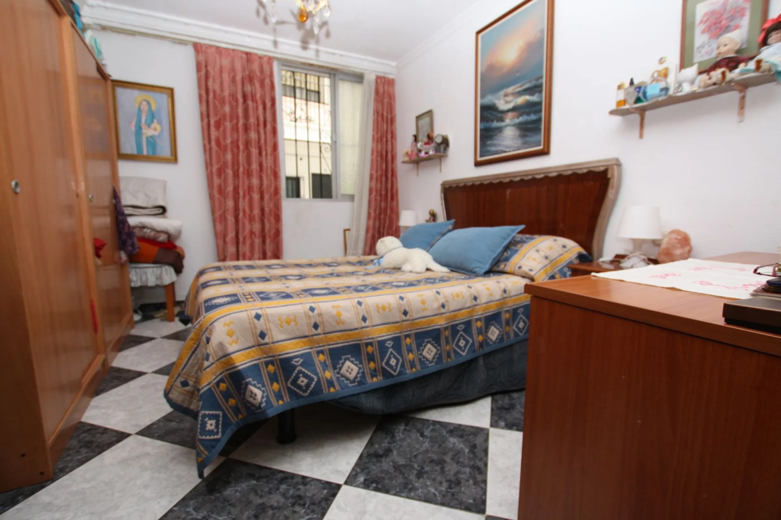 OLD TOWN HOUSE WITH POTENTIAL FOR VARIOUS USES