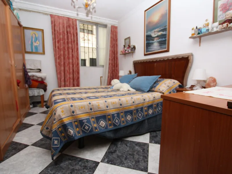 OLD TOWN HOUSE WITH POTENTIAL FOR VARIOUS USES