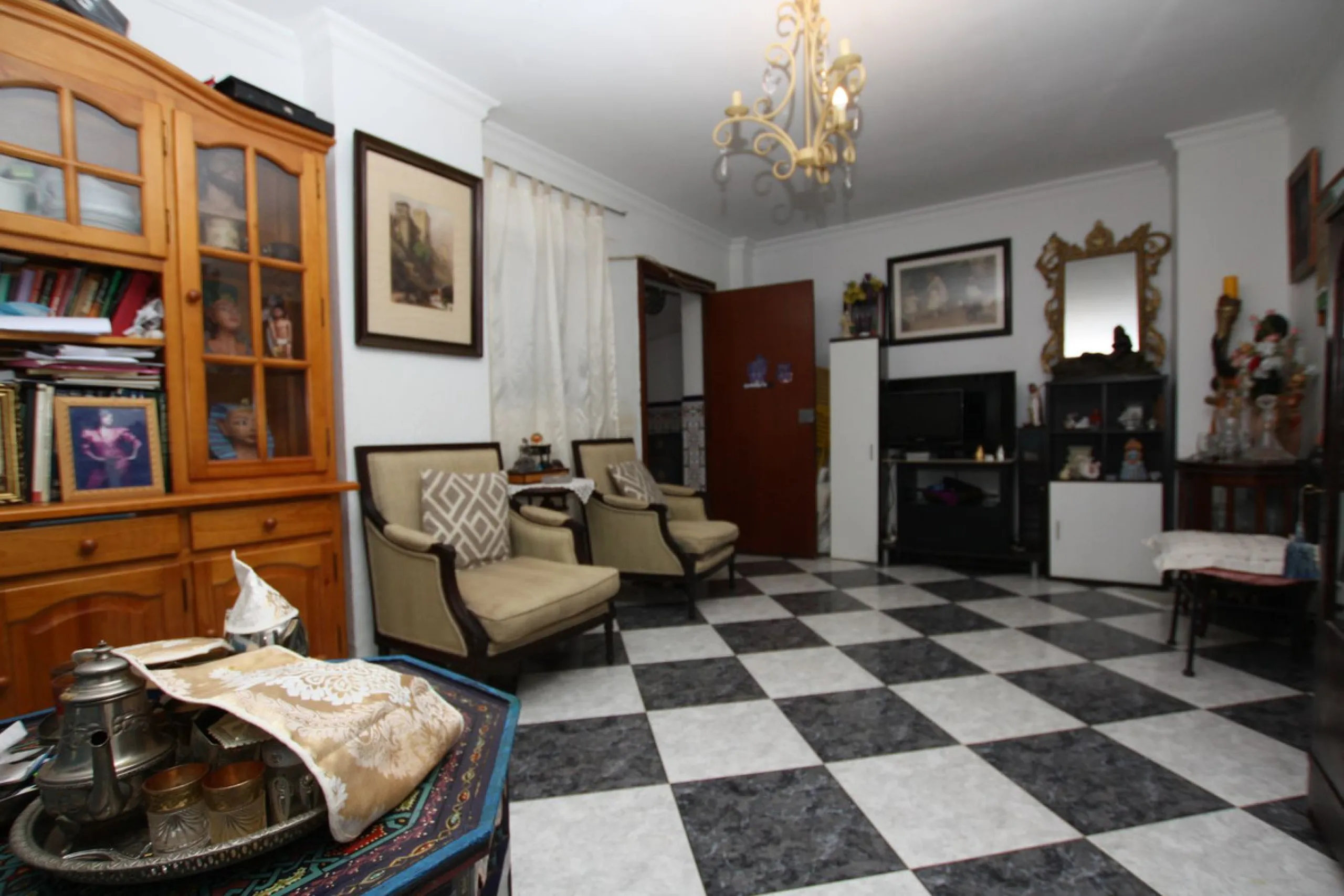 OLD TOWN HOUSE WITH POTENTIAL FOR VARIOUS USES
