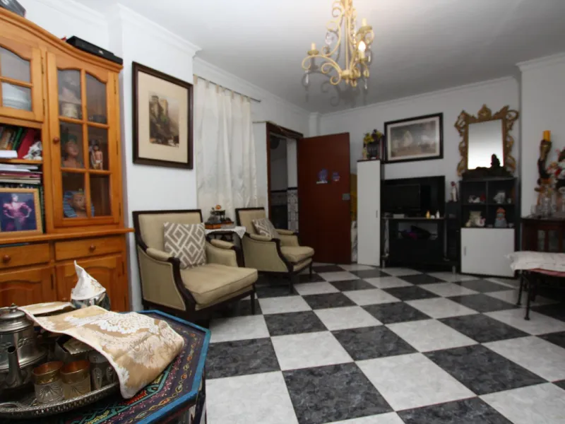 OLD TOWN HOUSE WITH POTENTIAL FOR VARIOUS USES