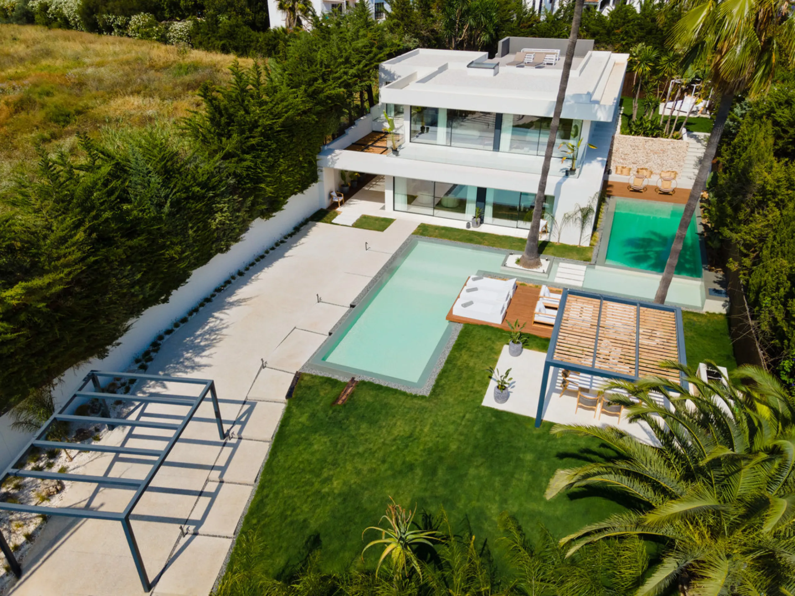 House - Detached Villa в продаже в Marbella, Málaga. В доме 4 спален и 5 ванных комнат. Площадь дома 435 м². Площадь участка 1038 м²
