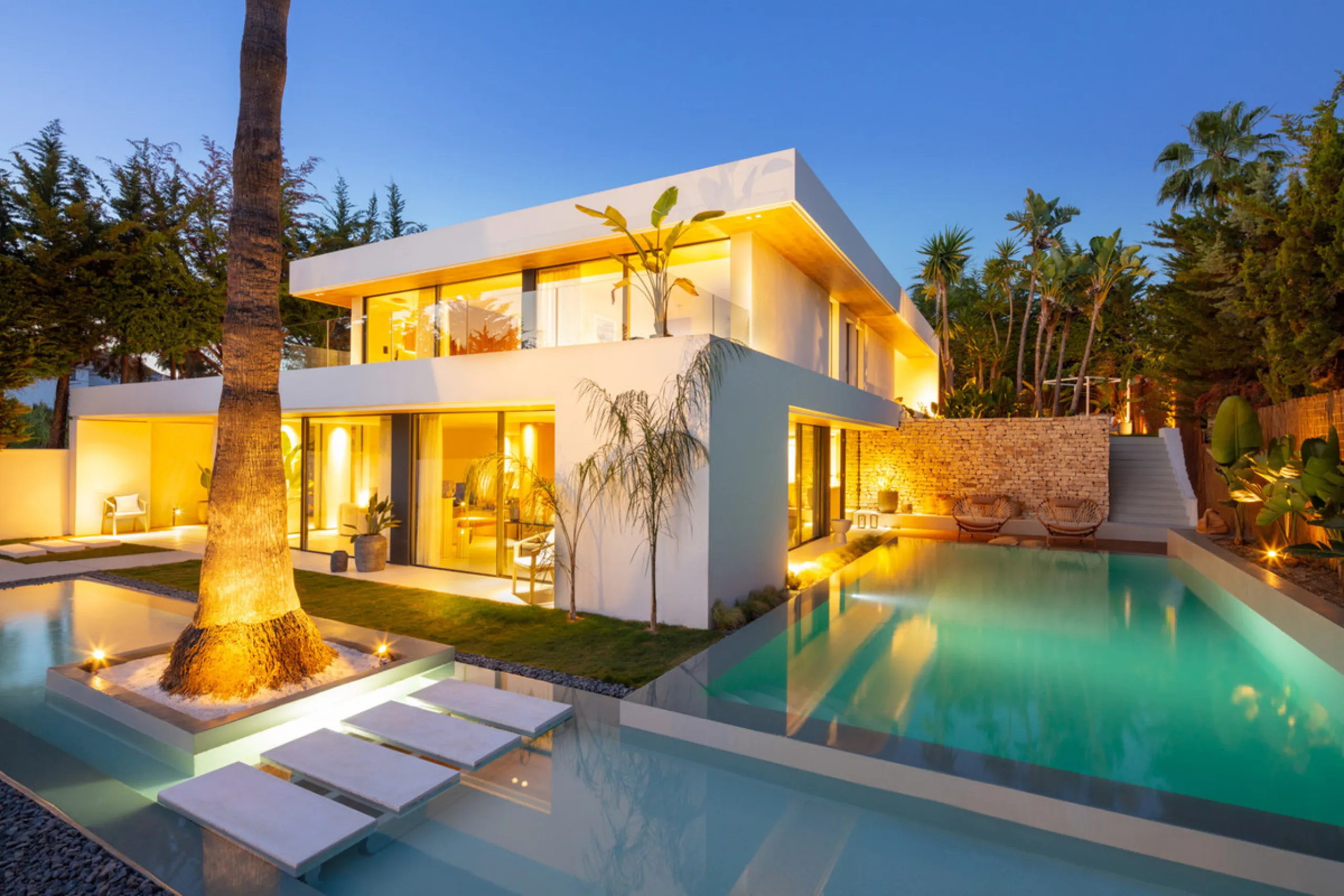 House - Detached Villa в продаже в Marbella, Málaga. В доме 4 спален и 5 ванных комнат. Площадь дома 435 м². Площадь участка 1038 м²