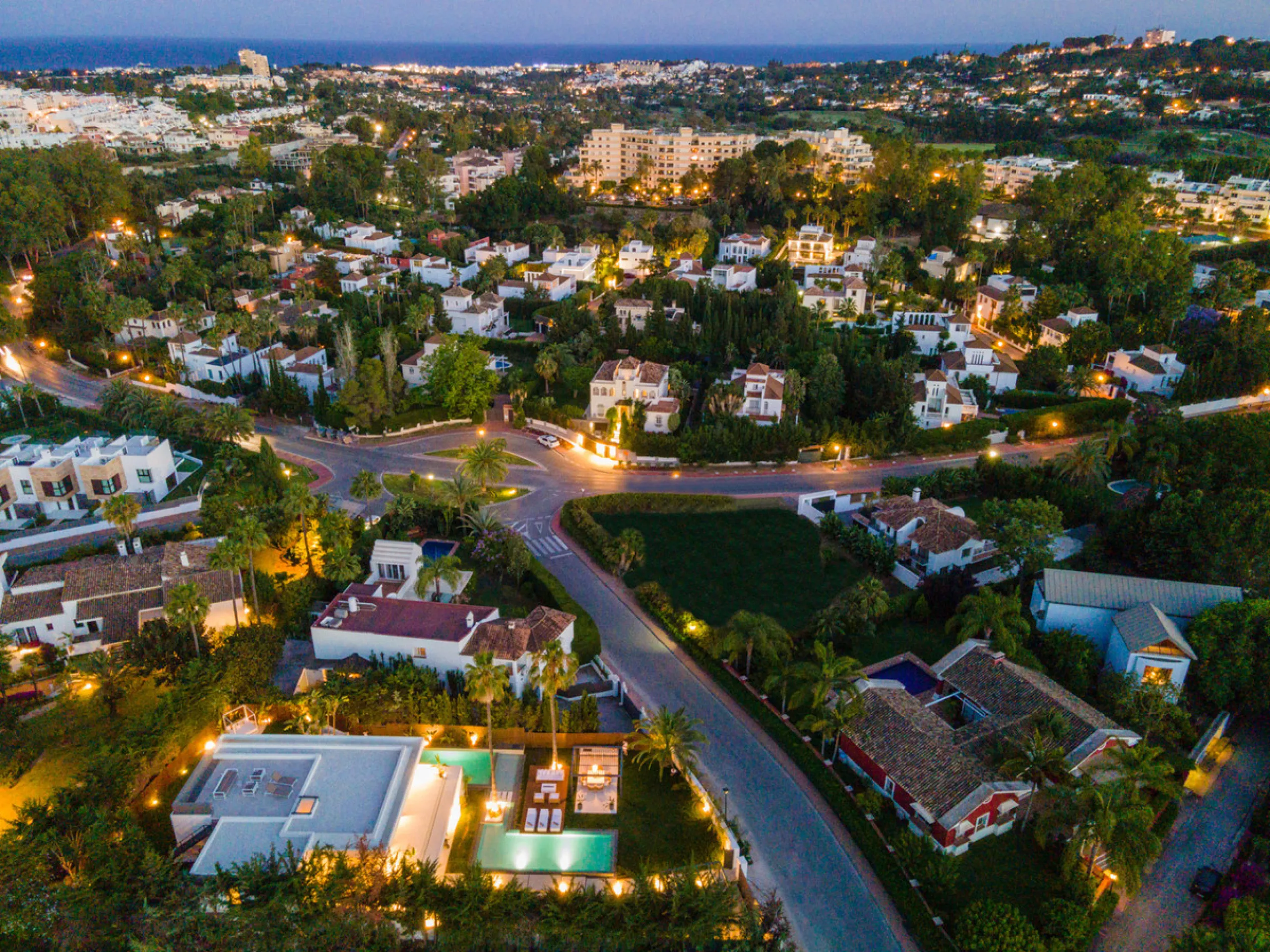 House - Detached Villa в продаже в Marbella, Málaga. В доме 4 спален и 5 ванных комнат. Площадь дома 435 м². Площадь участка 1038 м²