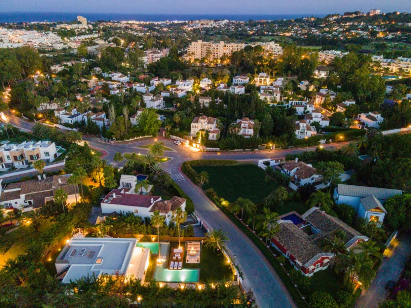House - Detached Villa в продаже в Marbella, Málaga. В доме 4 спален и 5 ванных комнат. Площадь дома 435 м². Площадь участка 1038 м²
