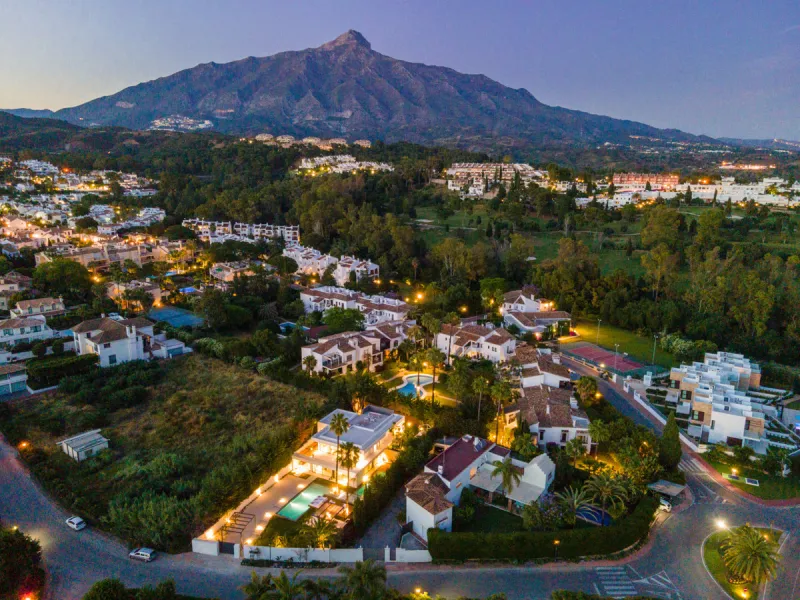 House - Detached Villa в продаже в Marbella, Málaga. В доме 4 спален и 5 ванных комнат. Площадь дома 435 м². Площадь участка 1038 м²