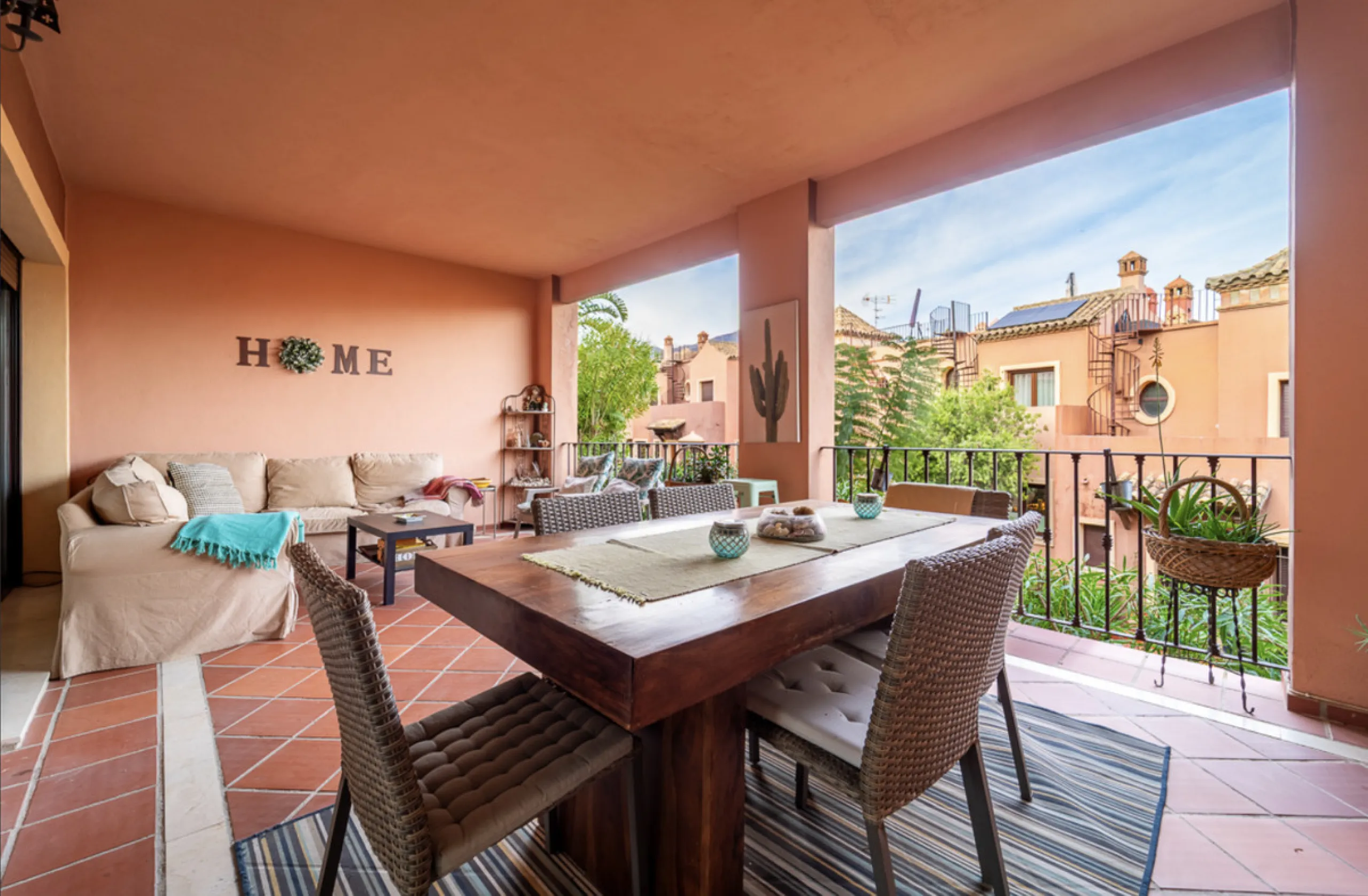 Located within the prestigious Valle Romano community in Estepona's exclusive Santa María area, this impeccably presented 270 m² house offers a refined lifestyle surrounded by golf courses, open views and a peaceful, secure environment just minutes from t