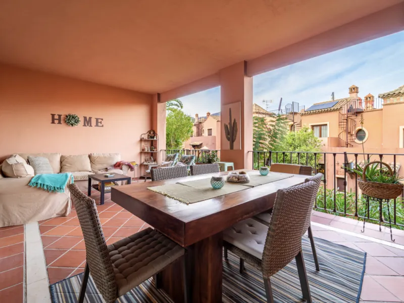 Located within the prestigious Valle Romano community in Estepona's exclusive Santa María area, this impeccably presented 270 m² house offers a refined lifestyle surrounded by golf courses, open views and a peaceful, secure environment just minutes from t