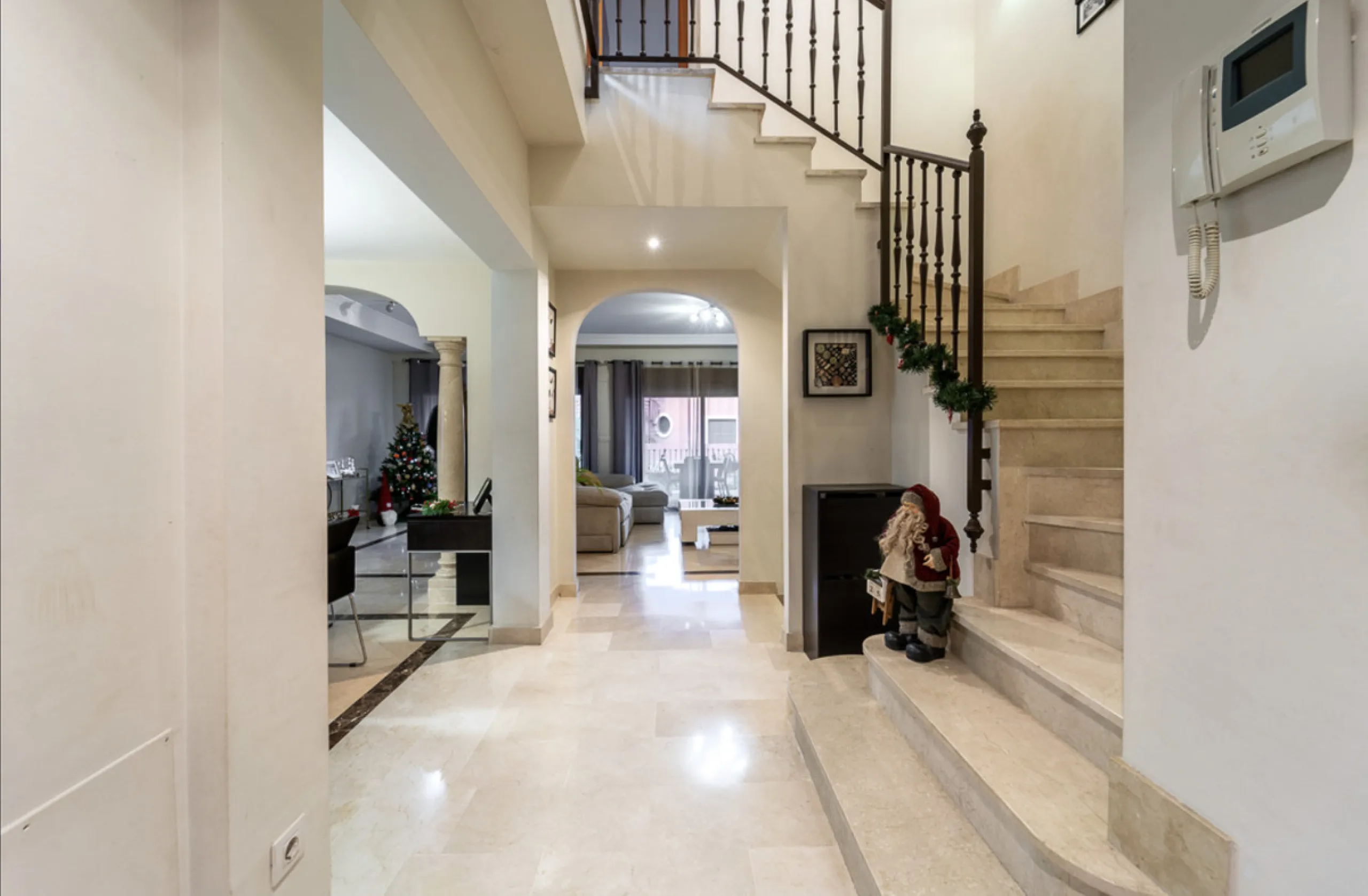 Located within the prestigious Valle Romano community in Estepona's exclusive Santa María area, this impeccably presented 270 m² house offers a refined lifestyle surrounded by golf courses, open views and a peaceful, secure environment just minutes from t
