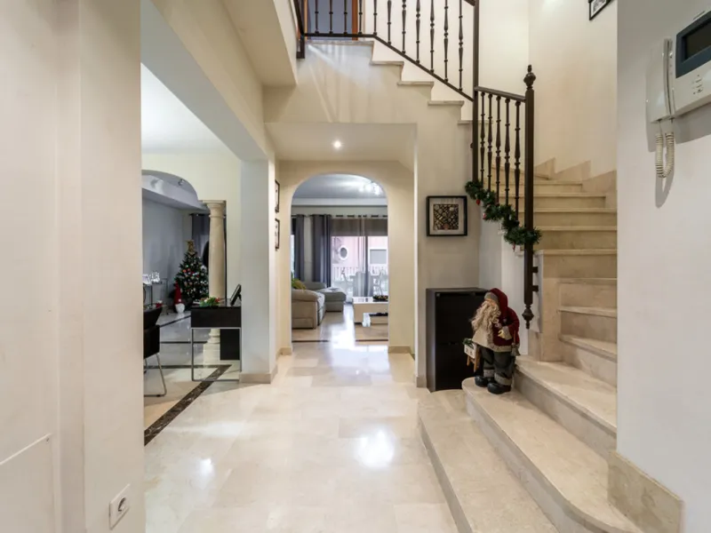 Located within the prestigious Valle Romano community in Estepona's exclusive Santa María area, this impeccably presented 270 m² house offers a refined lifestyle surrounded by golf courses, open views and a peaceful, secure environment just minutes from t
