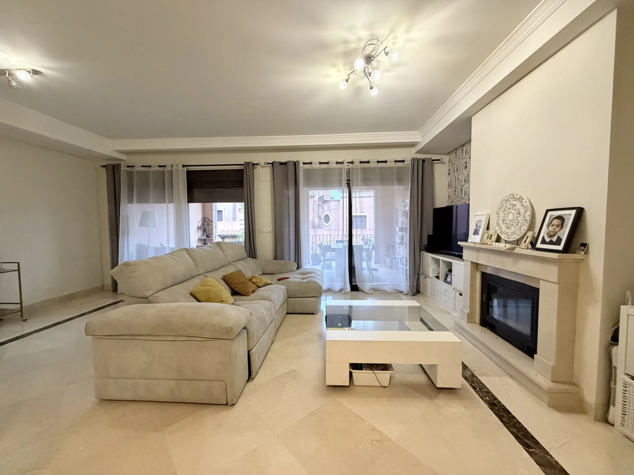 Located within the prestigious Valle Romano community in Estepona's exclusive Santa María area, this impeccably presented 270 m² house offers a refined lifestyle surrounded by golf courses, open views and a peaceful, secure environment just minutes from t