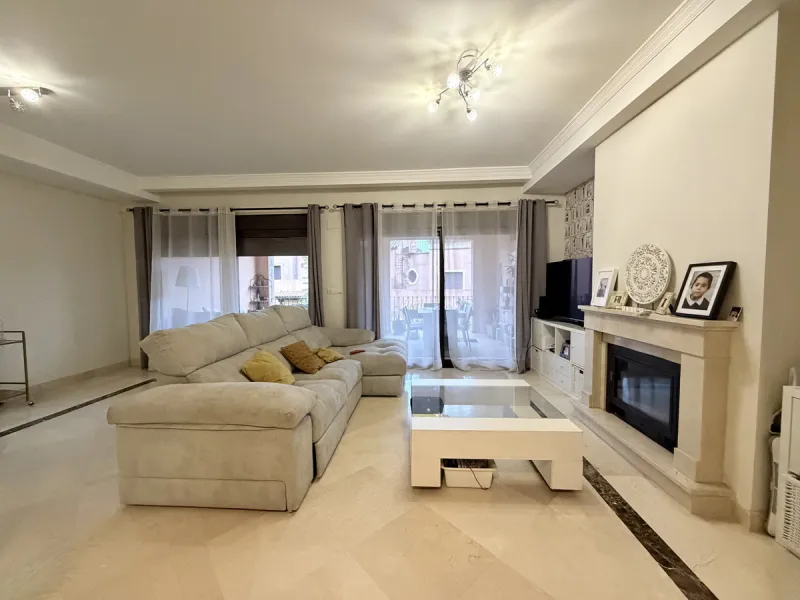 Located within the prestigious Valle Romano community in Estepona's exclusive Santa María area, this impeccably presented 270 m² house offers a refined lifestyle surrounded by golf courses, open views and a peaceful, secure environment just minutes from t