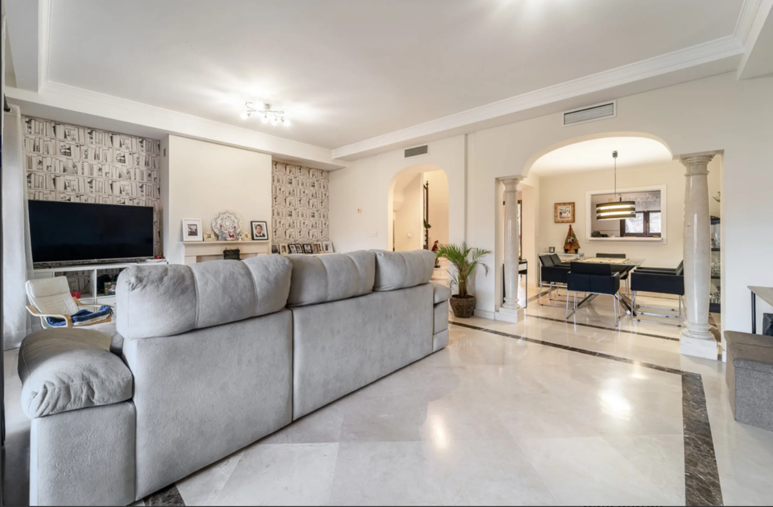 Located within the prestigious Valle Romano community in Estepona's exclusive Santa María area, this impeccably presented 270 m² house offers a refined lifestyle surrounded by golf courses, open views and a peaceful, secure environment just minutes from t