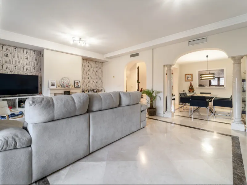 Located within the prestigious Valle Romano community in Estepona's exclusive Santa María area, this impeccably presented 270 m² house offers a refined lifestyle surrounded by golf courses, open views and a peaceful, secure environment just minutes from t